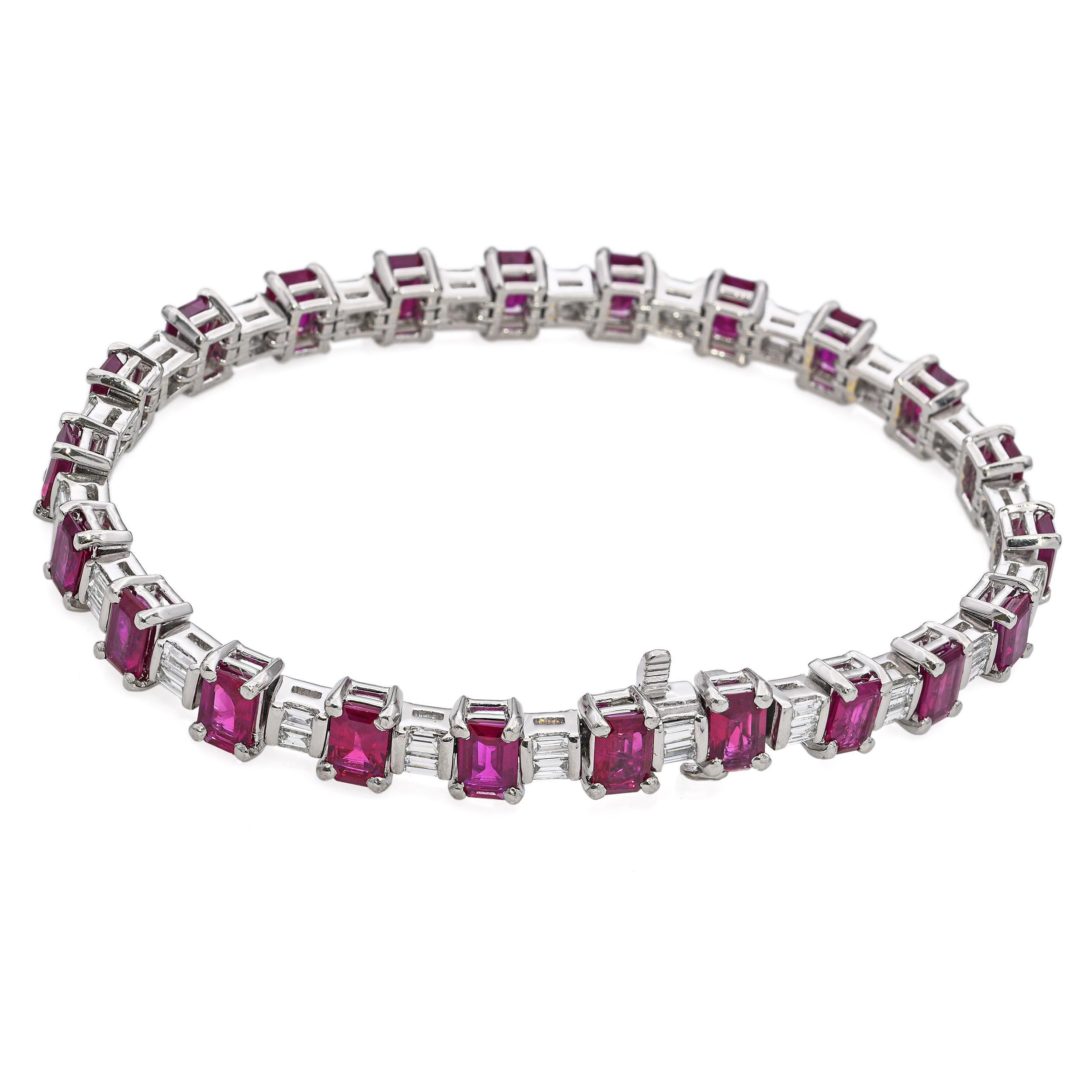 Pulsera de Tenis Vintage de Platino con Diamantes y Rubíes Alternados en Bueno estado para la venta en New York, NY