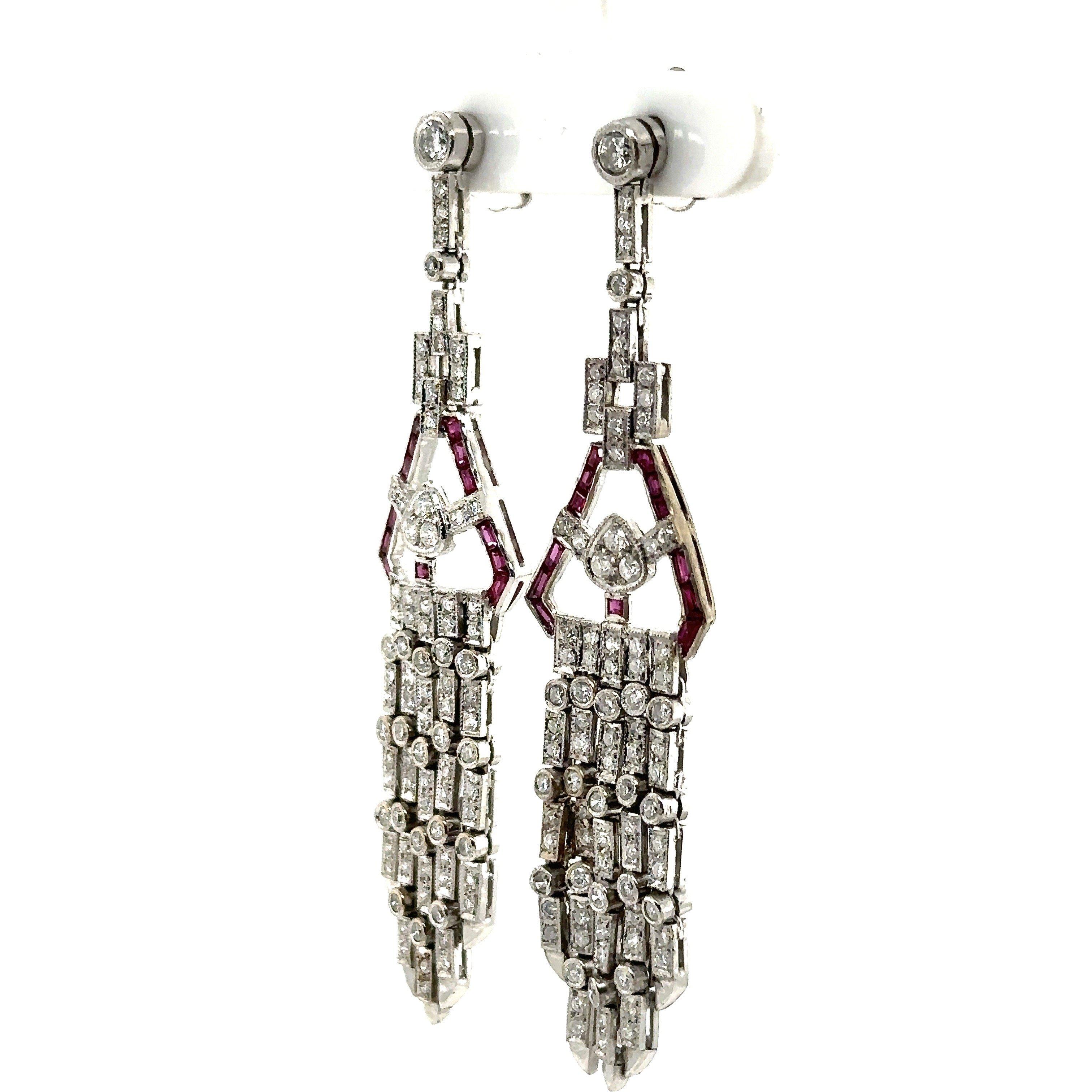 Art déco Boucles d'oreilles chandelier vintage en platine avec diamants et rubis en vente