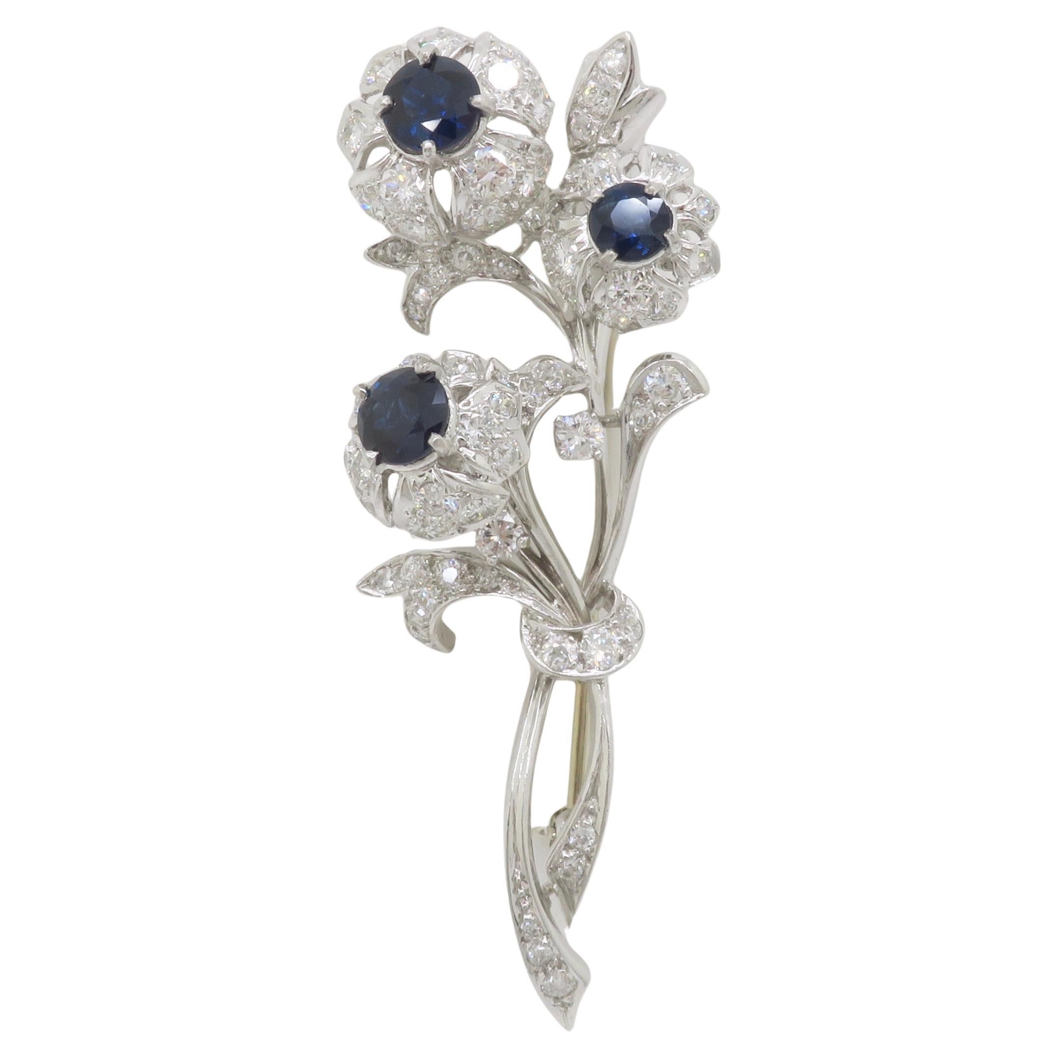 Broche vintage de platino con diamantes y zafiro azul