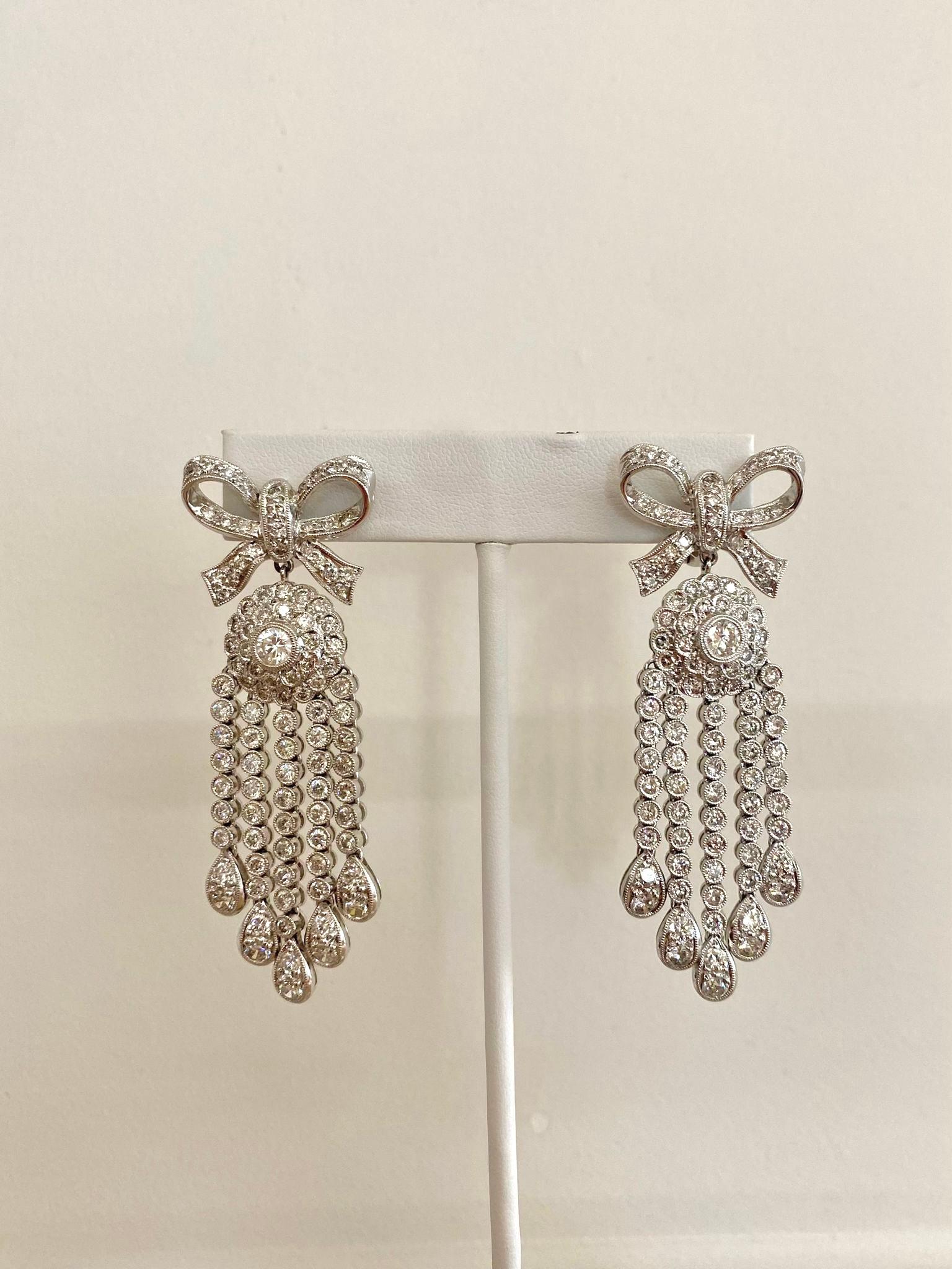 Femenino o masculino Vintage Platinum Diamond Bow Chandelier Earrings en venta
