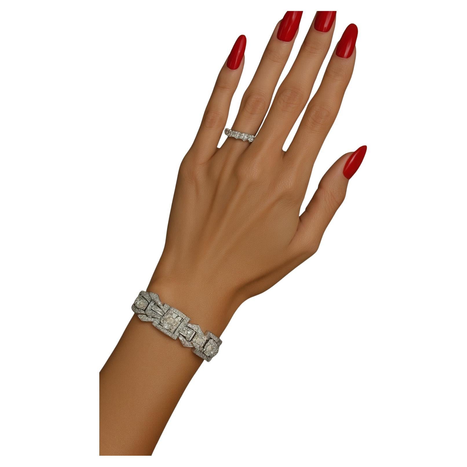 Pulsera vintage de diamantes en platino, aprox. 15 quilates

Este brazalete de platino, un sorprendente ejemplo de artesanía patrimonial vintage, irradia sofisticación y brillo atemporales. El diseño se centra en cinco raros diamantes de talla