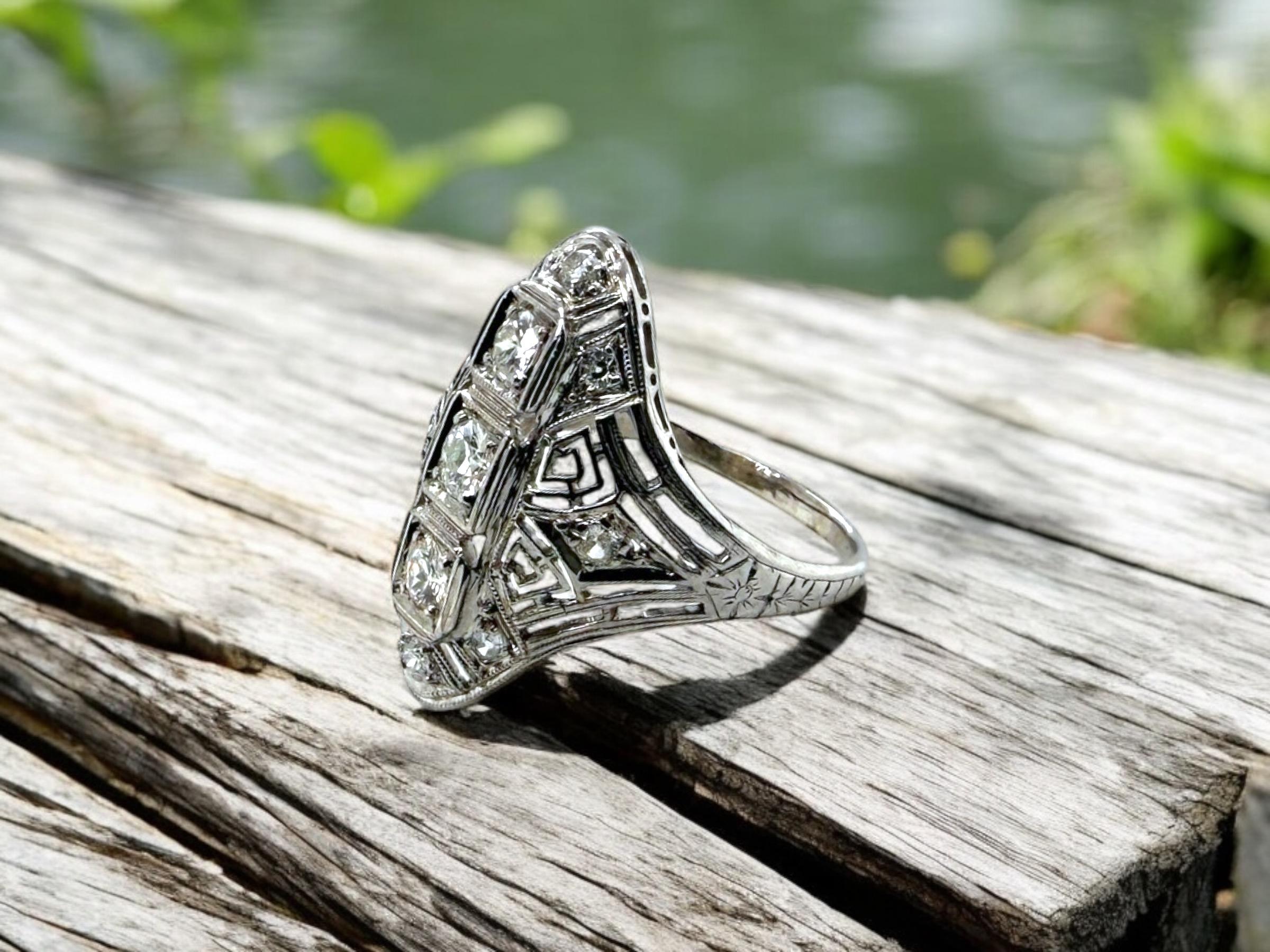 Wir lieben diese langgestreckten, filigranen Ringe immer!!
Sie haben immer die besten Details.

Ring Details
MATERIAL: Platin
Epoche: Art Deco 1920 - 1940
Kopf Länge: 21.6mm
Kopfhöhe: 2mm
Schaftbreite: Verjüngung auf 1,5 mm
Gewicht: 4,1