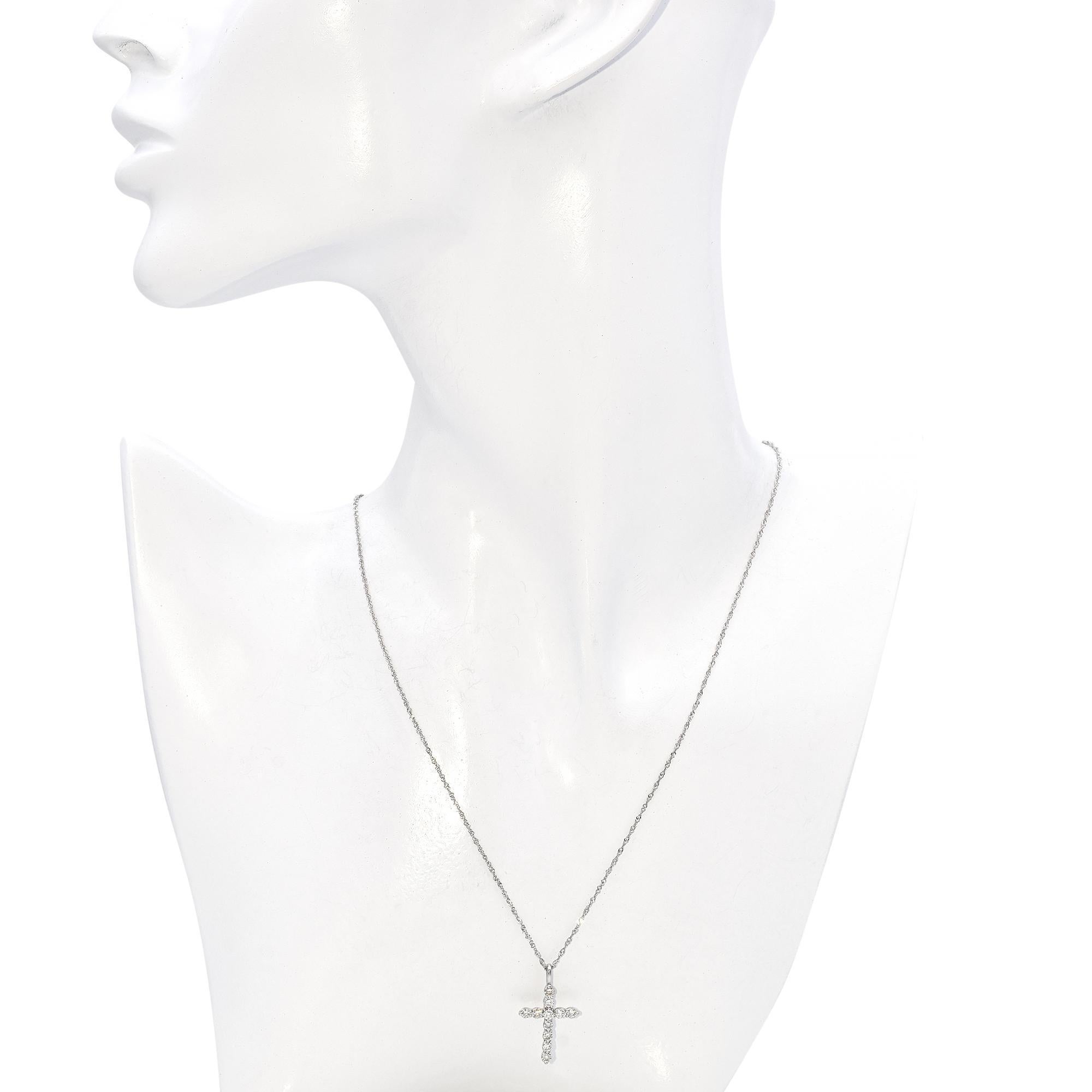 Vintage Platinum Diamond Cross Pendant Necklace In Good Condition For Sale In New York, NY