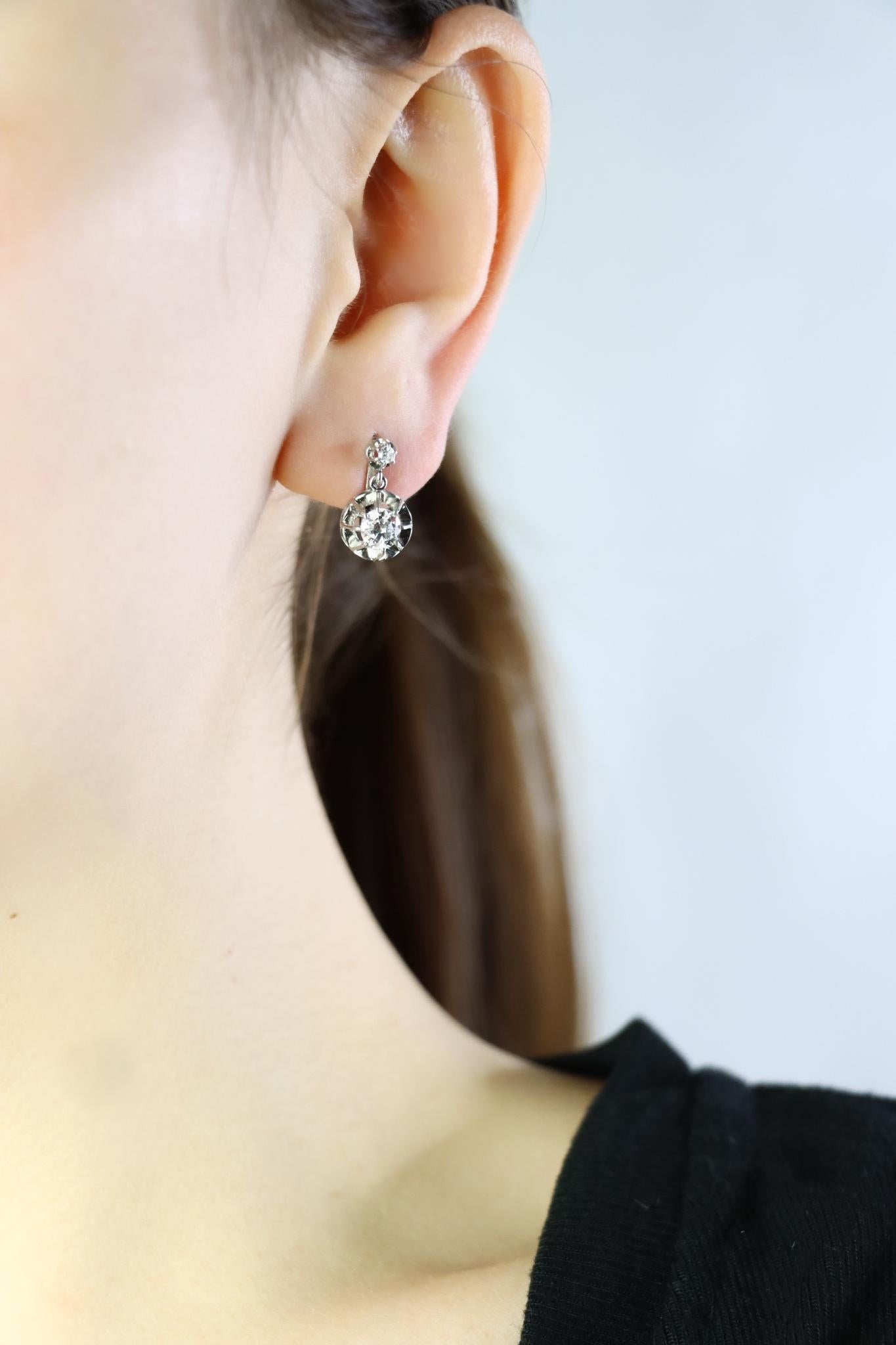 Pendientes colgantes vintage de platino y diamantes

Dimensiones aproximadas:
1,5 cm (Longitud) 
0,9 cm (Anchura ) 
Aprox. 1,3 quilates (Diamante - peso total +/-)
4,7 gramos de peso

** Los diamantes y las piedras de color se miden hasta donde lo