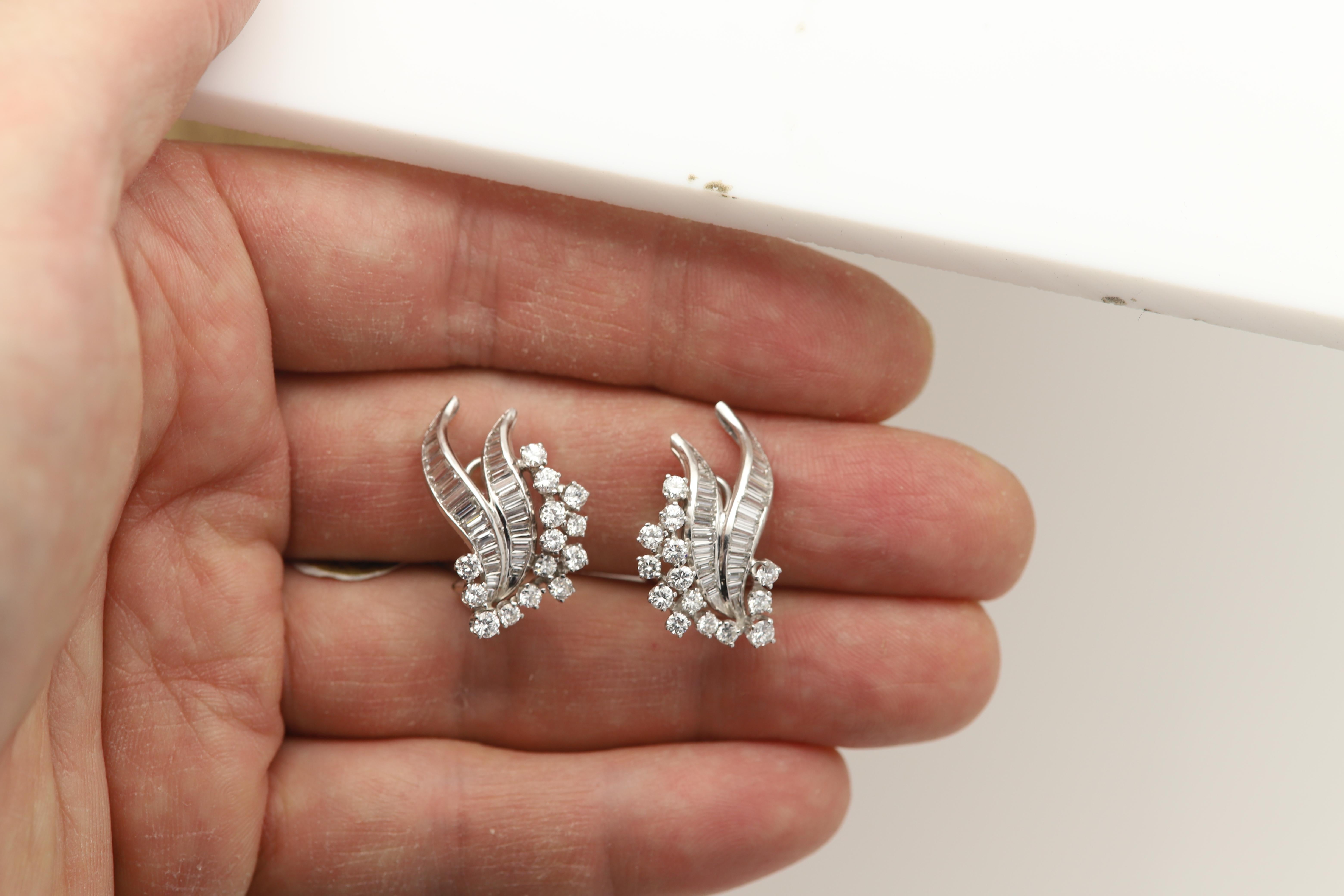 Pendientes vintage de diamantes en platino Pendiente de diseño con diamantes naturales Corte redondo en venta