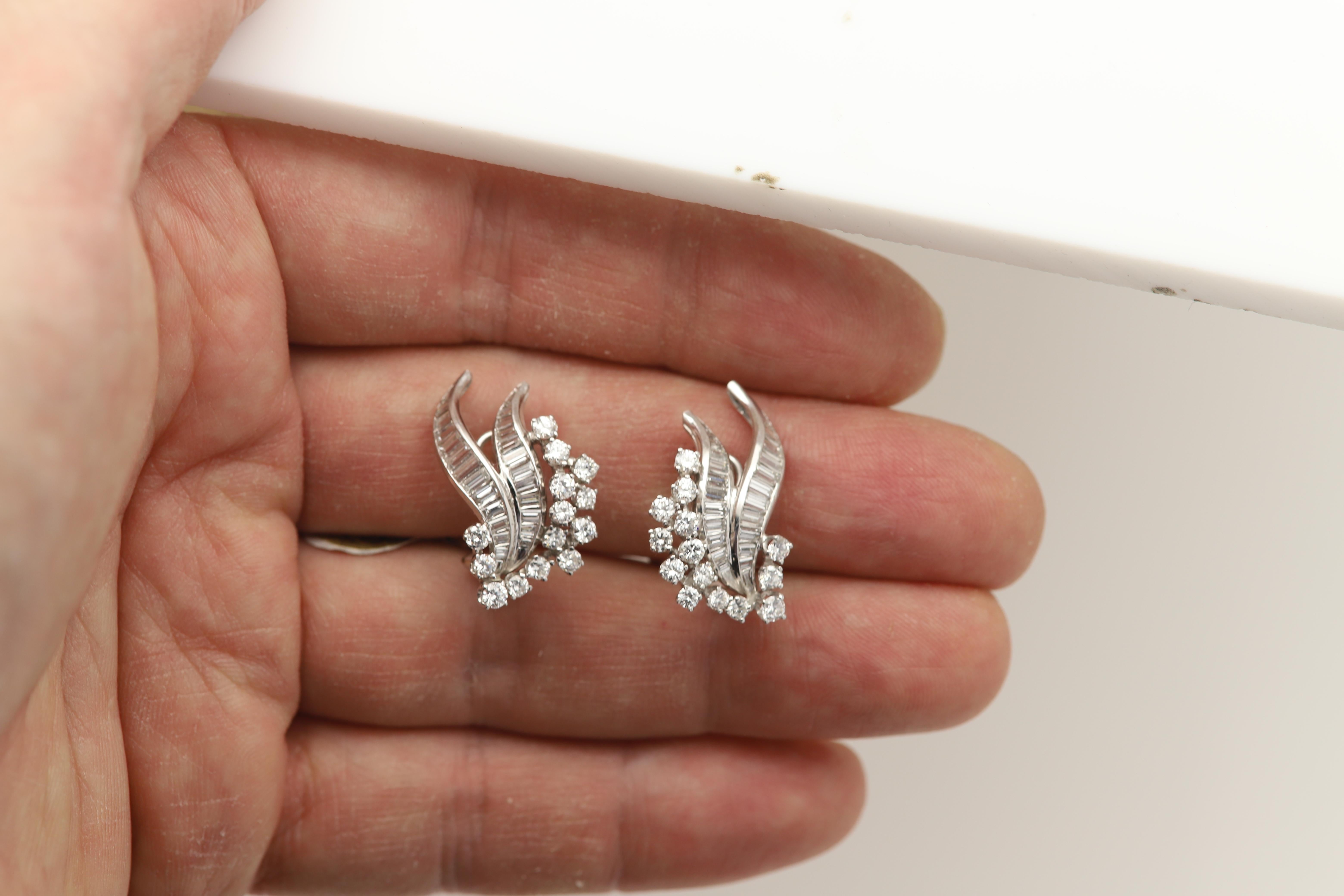 Pendientes vintage de diamantes en platino Pendiente de diseño con diamantes naturales en Bueno estado para la venta en Brooklyn, NY