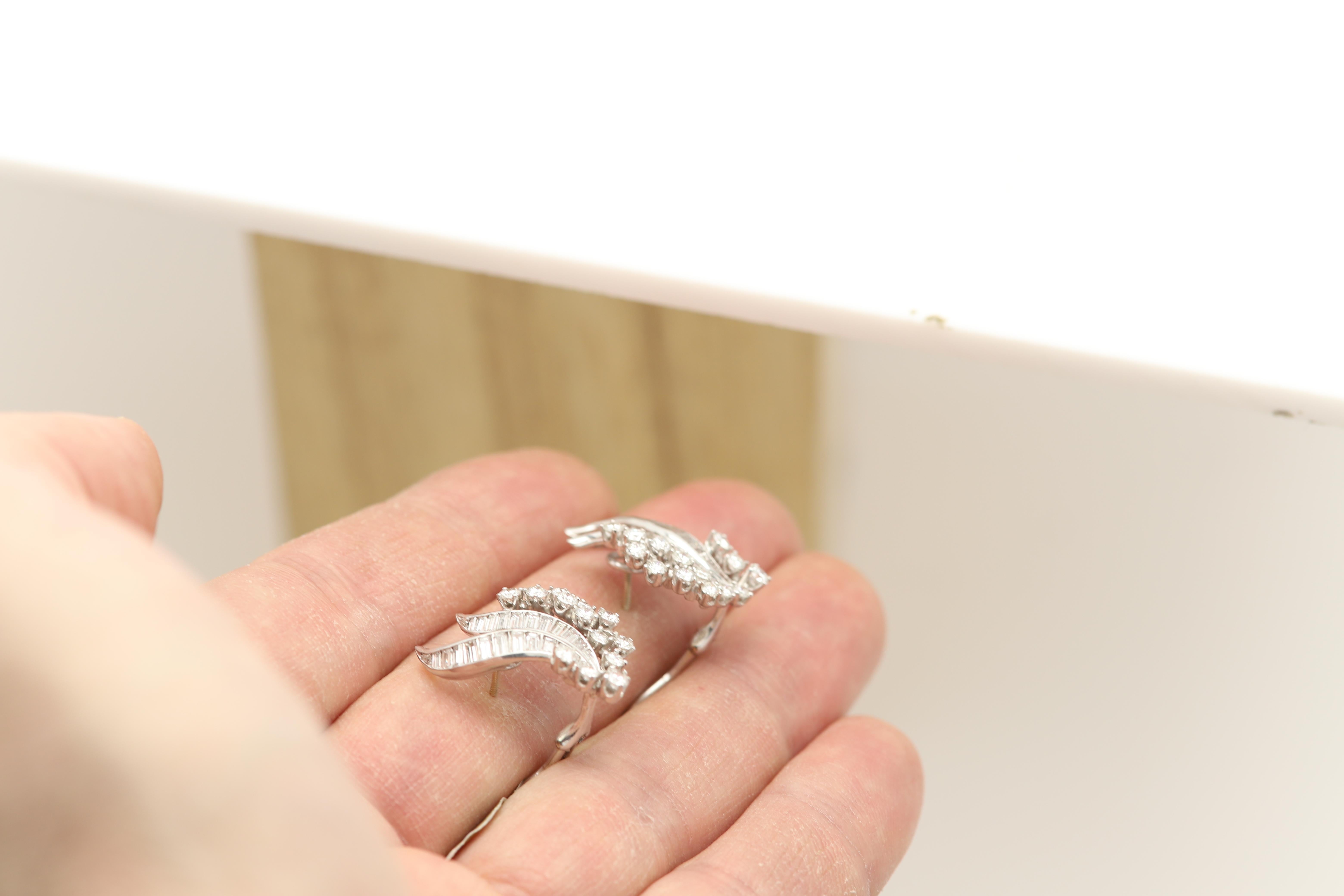 Pendientes vintage de diamantes en platino Pendiente de diseño con diamantes naturales en venta 1