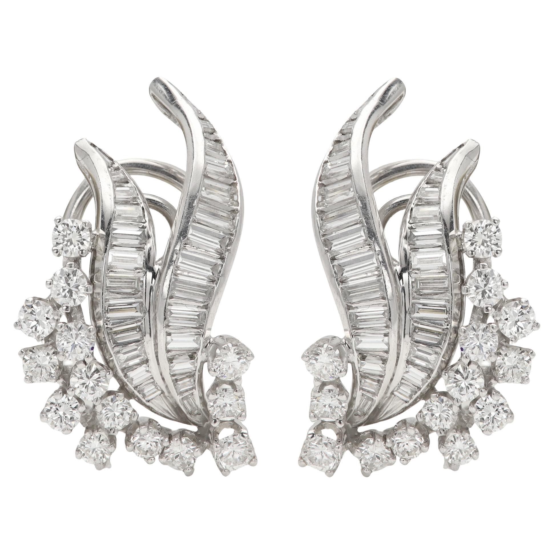 Pendientes Brillantes Vintage
Platino blanco aprox. 10,0 gramos ambos
Todos los diamantes naturales de aproximadamente 4,50 quilates GH-VS2-SI
mezcla de diamantes redondos y baguette
Tamaño del pendiente