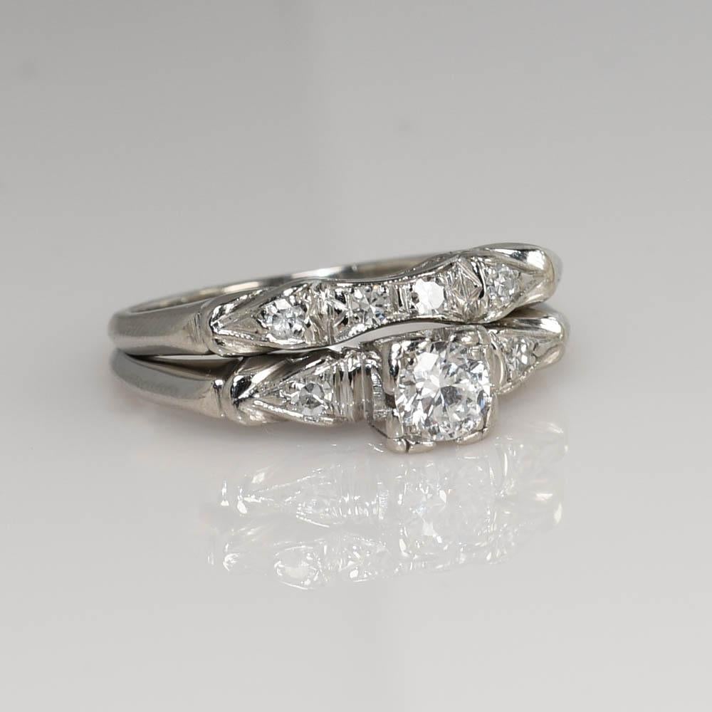 Vintage Platin Diamant Verlobungsring.
Der Mittelstein ist ein runder Brillantschliff mit einem Gewicht von .31ct. 
Farbe G-H / Reinheit VS2-SI mit sehr gutem Schliff.
Außerdem mit 6 Diamanten im Einzelschliff von 0,02 Karat besetzt.
6,1 g und hat