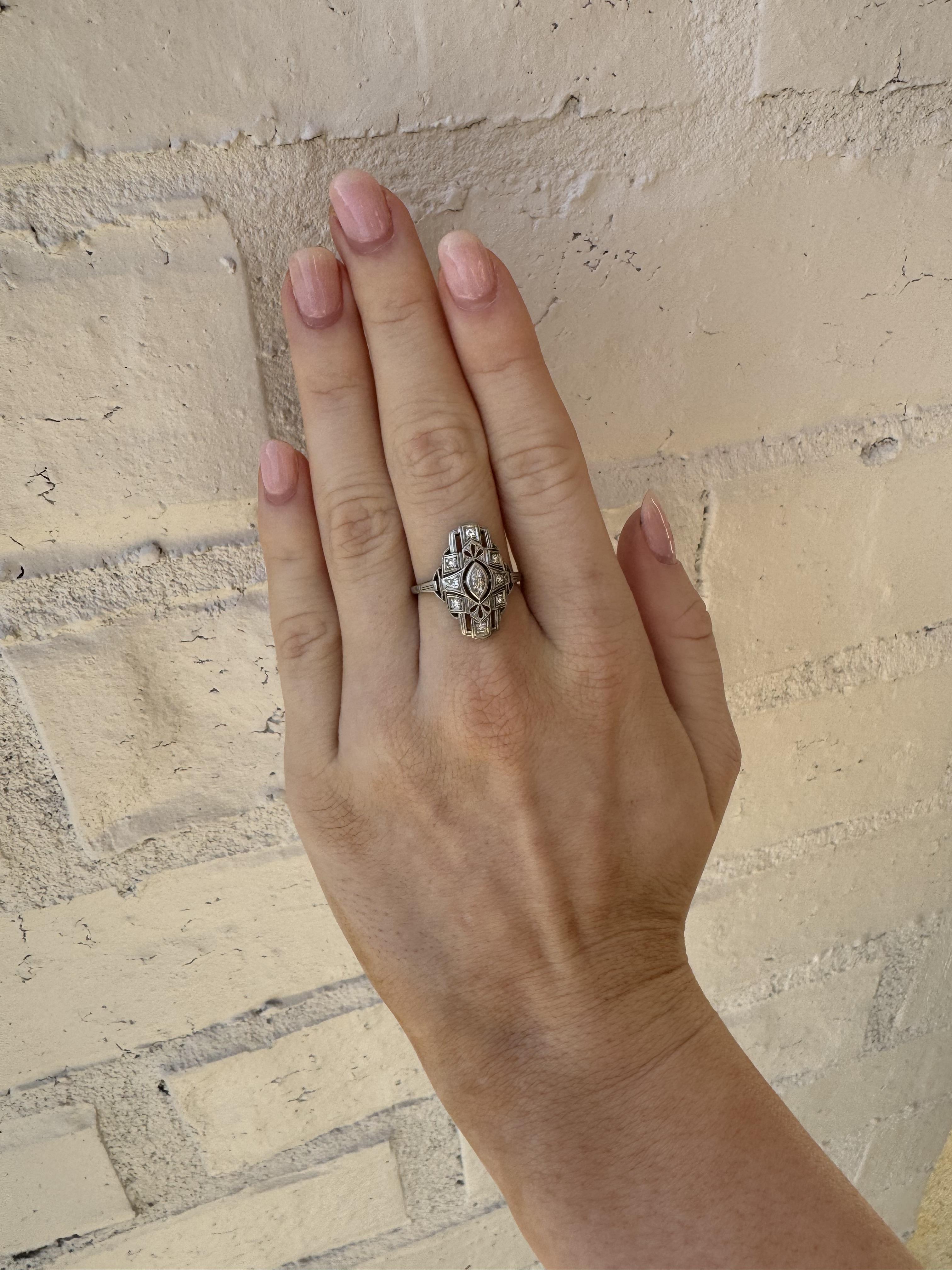 Art déco Vintage Platinum Diamond Filigree Cocktail Ring en vente