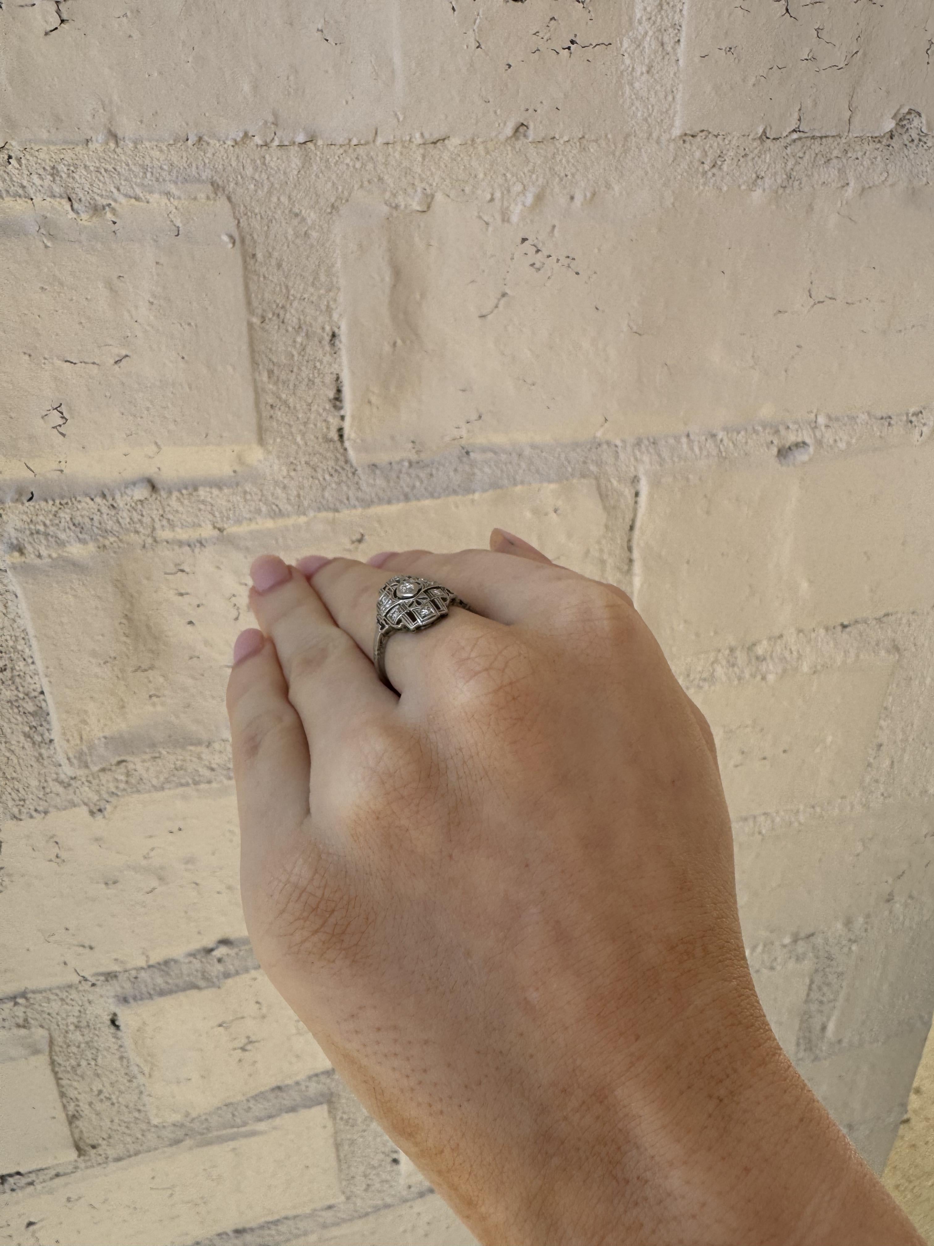 Taille brillant Vintage Platinum Diamond Filigree Cocktail Ring en vente