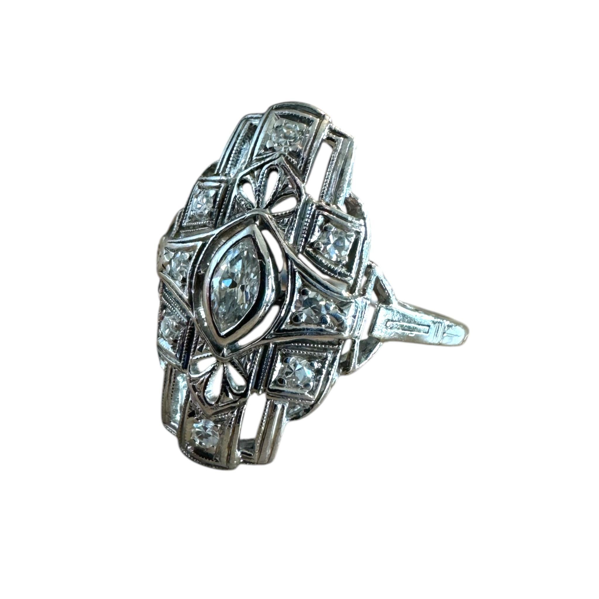 Vintage Platinum Diamond Filigree Cocktail Ring Bon état - En vente à Montgomery, AL