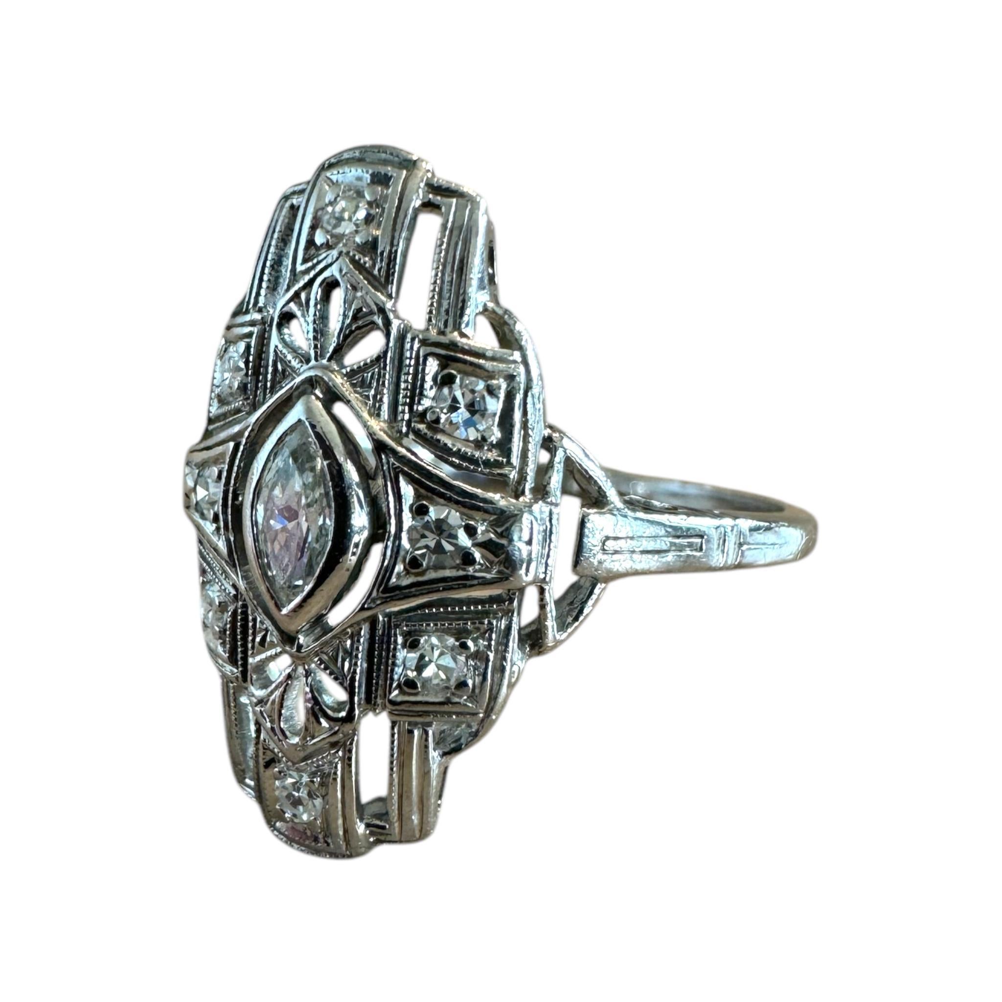 Vintage Platinum Diamond Filigree Cocktail Ring Pour femmes en vente