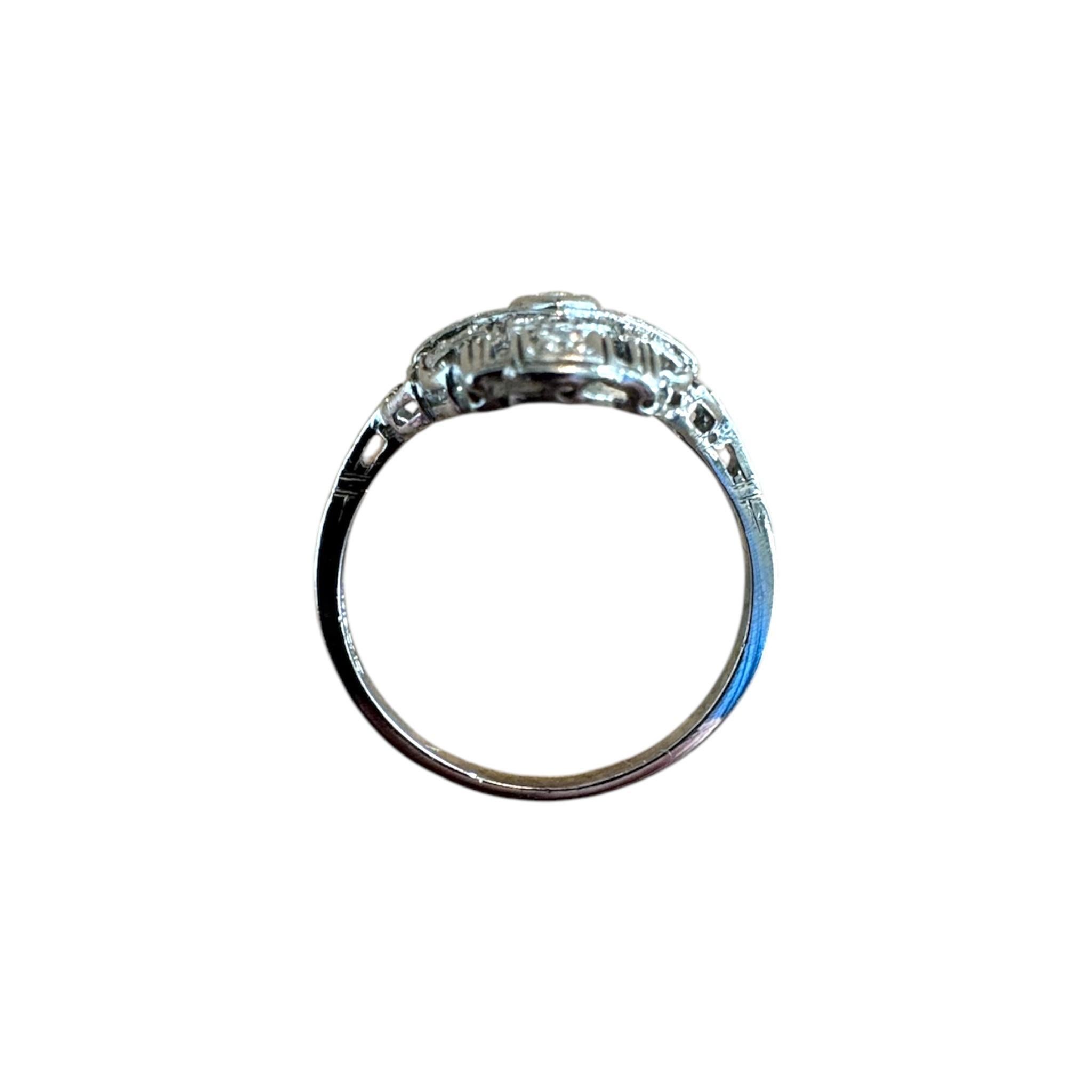 Vintage Platinum Diamond Filigree Cocktail Ring en vente 3