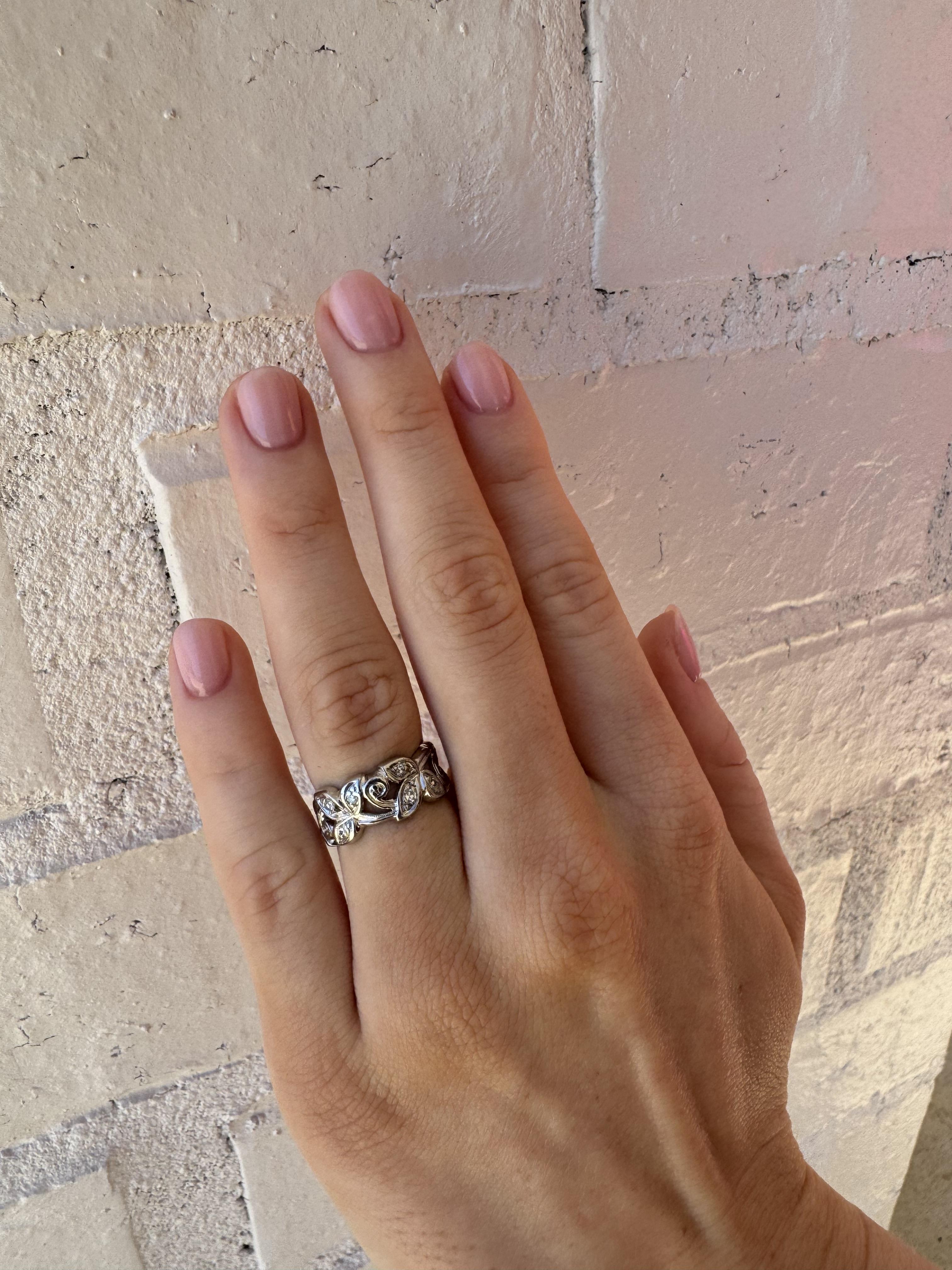 Wir lieben diese detaillierten Vintage-Bänder!!

Ring Details
MATERIAL: Platin
Breite: 8 mm
Gewicht: 5,9 Gramm
Fingergröße: 4 1/2
Leider kann sie nicht in der Größe bestimmt werden

Akzentuiert durch die folgenden Edelsteine
16 - 1,5 mm große