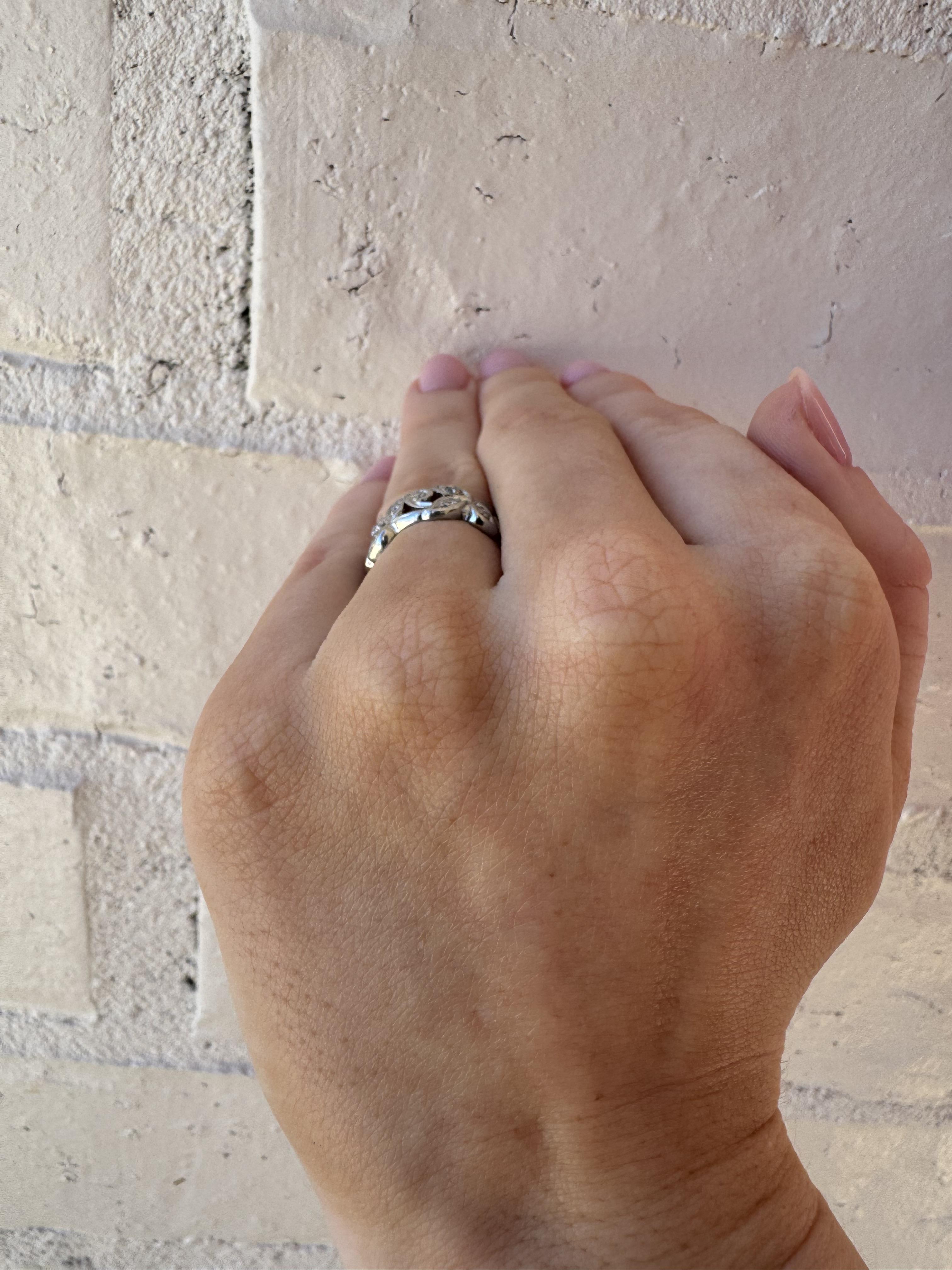 Vintage Platin-Diamant-Eternity-Ring im floralen Stil aus Platin Größe 4,5 (Einfacher Schliff) im Angebot