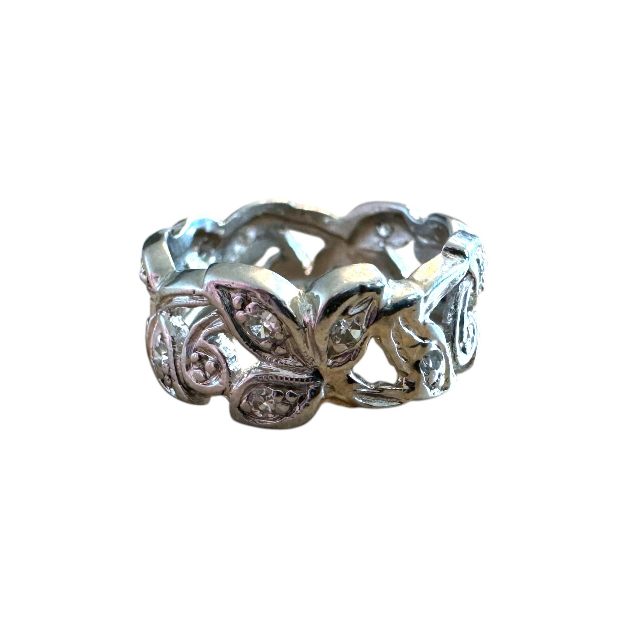 Vintage Platin-Diamant-Eternity-Ring im floralen Stil aus Platin Größe 4,5 im Zustand „Gut“ im Angebot in Montgomery, AL