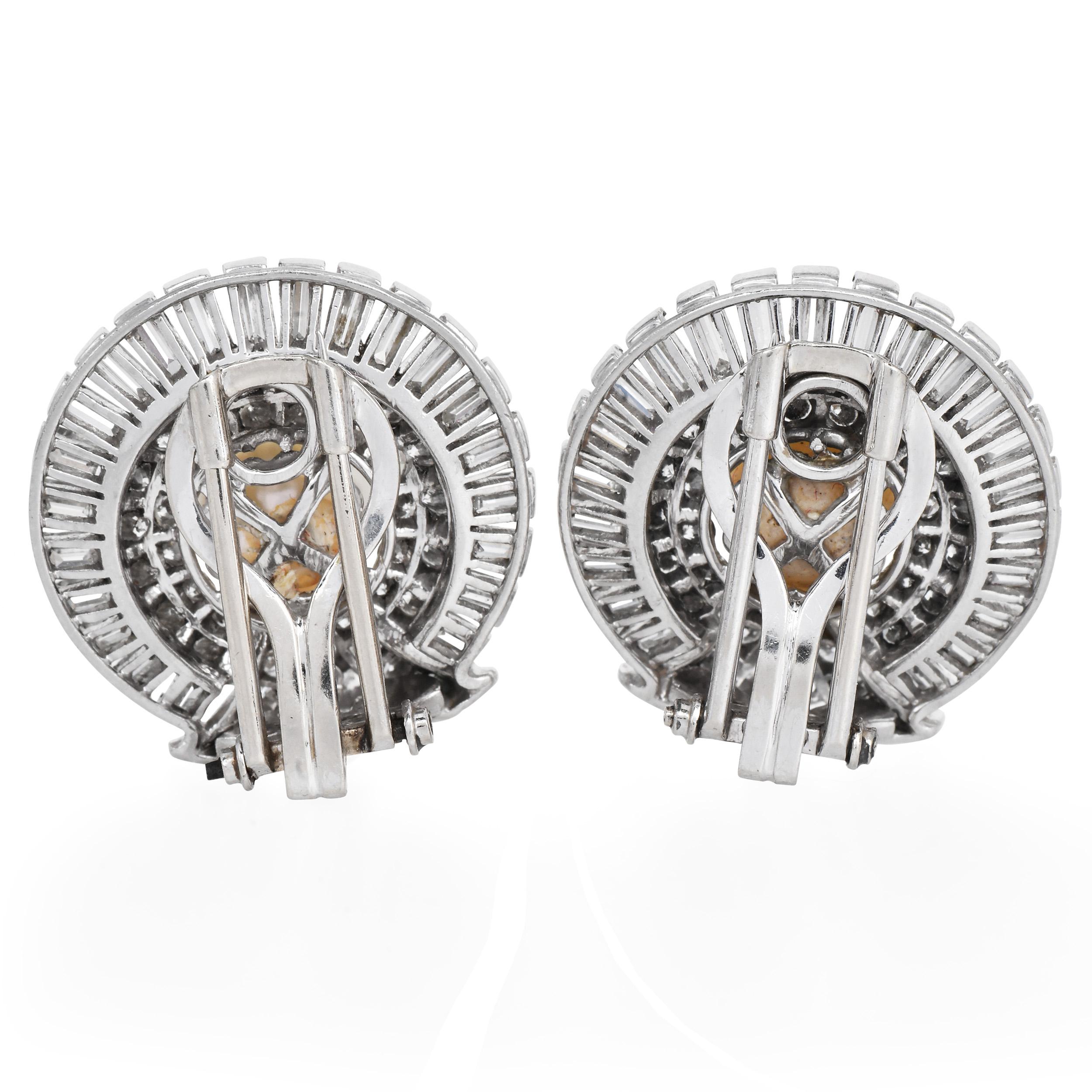 Rétro Orecchini a clip in platino d'epoca con diamanti e perle a raggiera e doppi perni in vendita