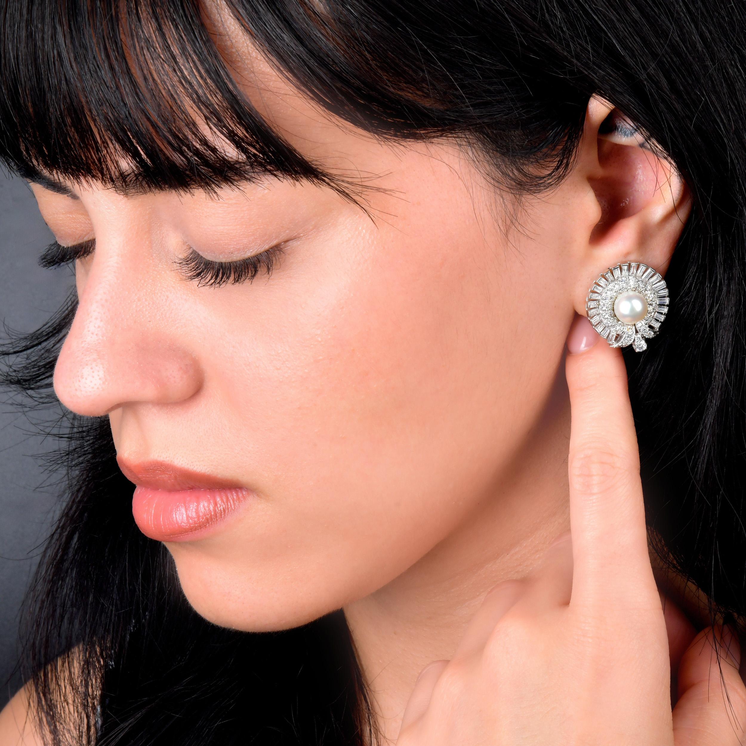 Taglio baguette Orecchini a clip in platino d'epoca con diamanti e perle a raggiera e doppi perni in vendita