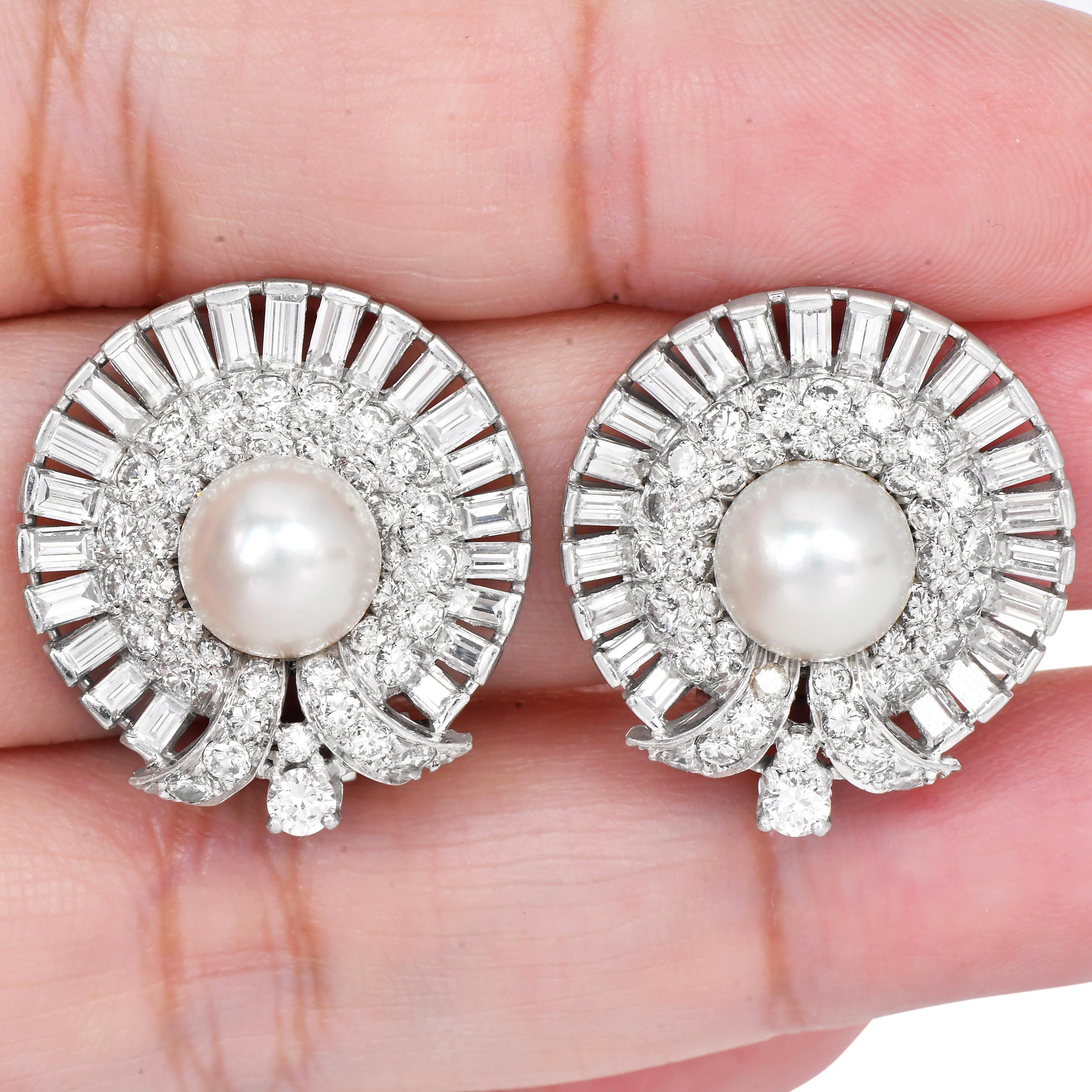 Orecchini a clip in platino d'epoca con diamanti e perle a raggiera e doppi perni In condizioni ottime in vendita a Miami, FL