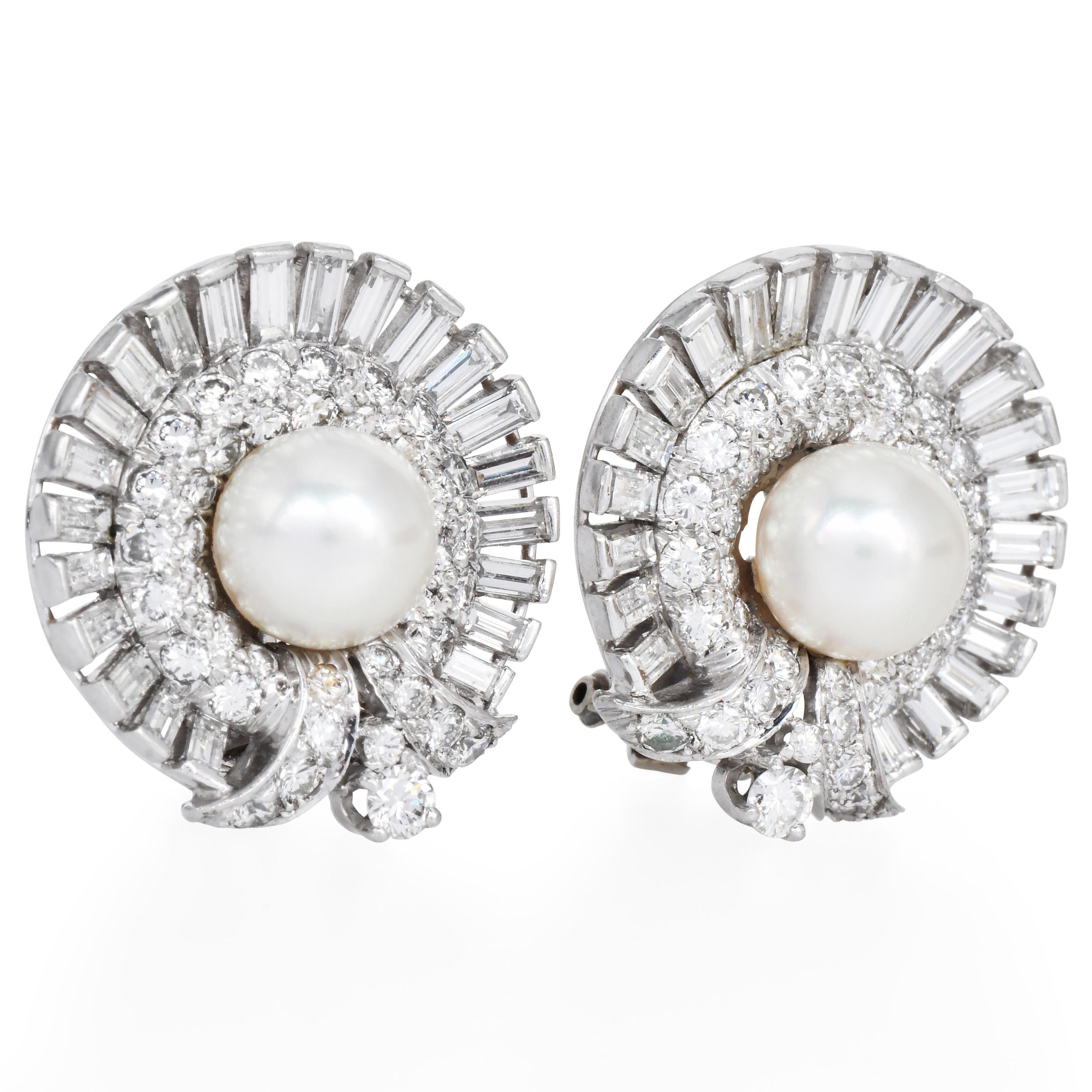 Donna Orecchini a clip in platino d'epoca con diamanti e perle a raggiera e doppi perni in vendita