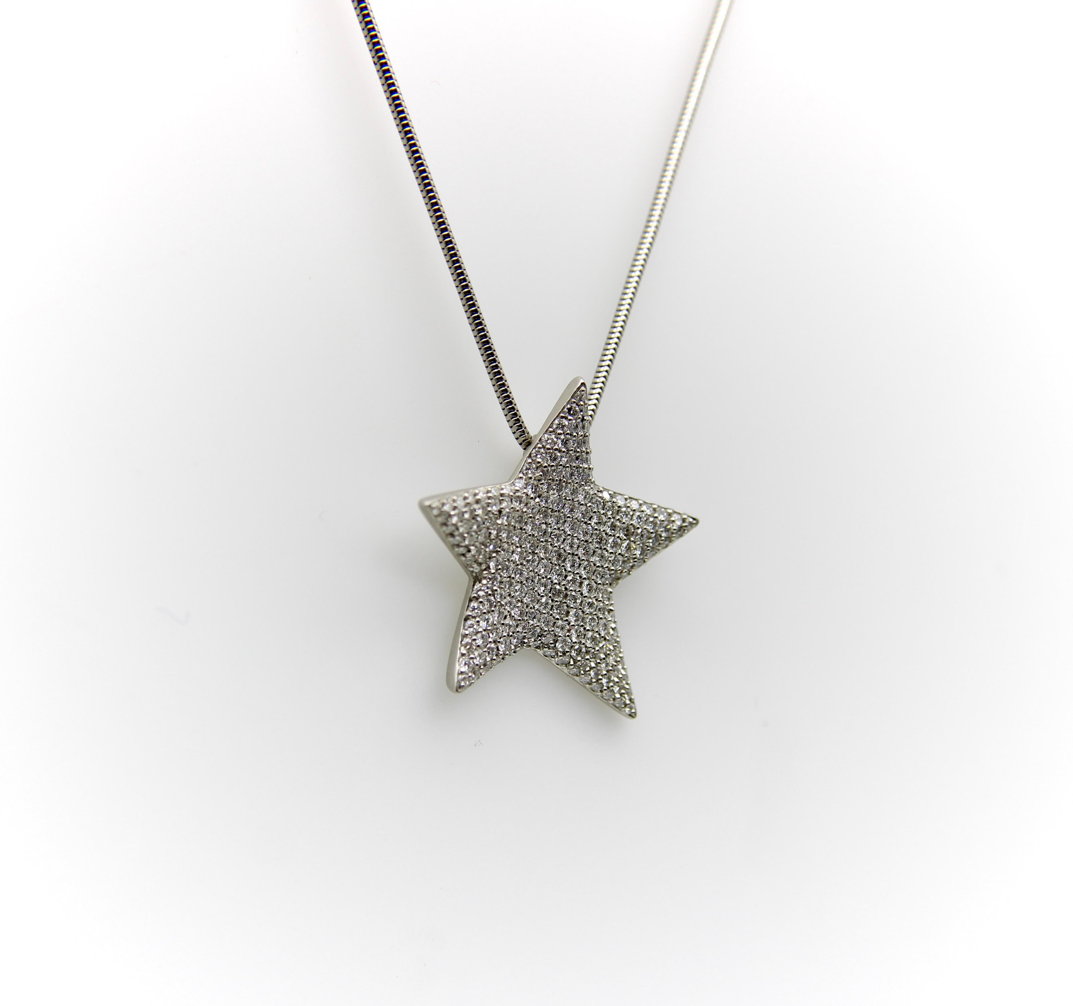Diese Platin-Halskette hat einen Stern-Anhänger mit Mikro-Pave-Diamanten. Der Stern ist asymmetrisch und leicht konkav, was ihm eine lebendige Anmutung verleiht, so als würde er zum Leben erwachen. Die Diamanten sind einzeln geschliffen und