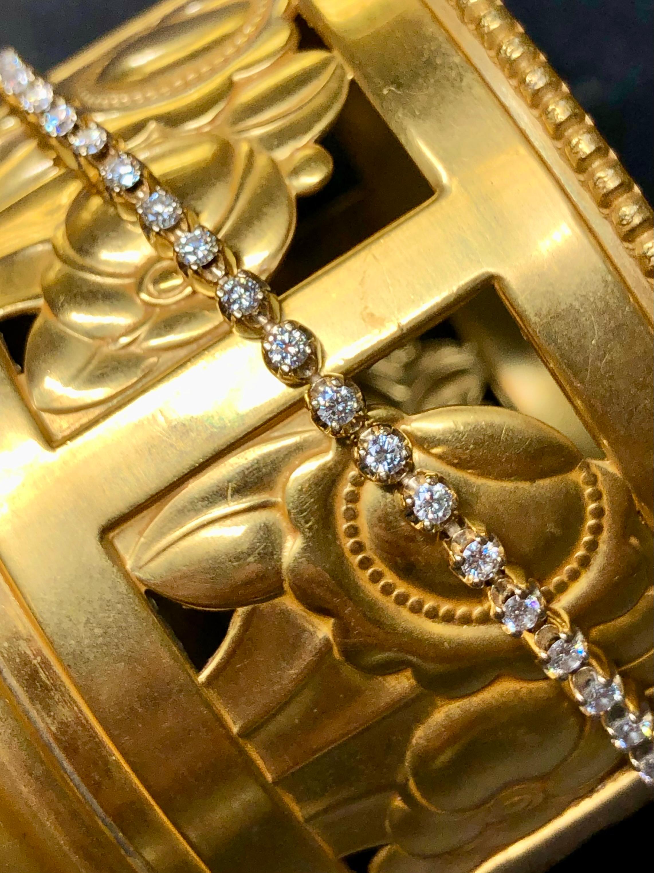 Refinado y de buen gusto, realizado en un estilo muy Art Decó. Este anillo está elaborado en platino y tiene incrustaciones de coral rojo natural y ónice pulido. La cuenta y el bisel engastados son de aproximadamente 0,50 ctw en diamantes redondos