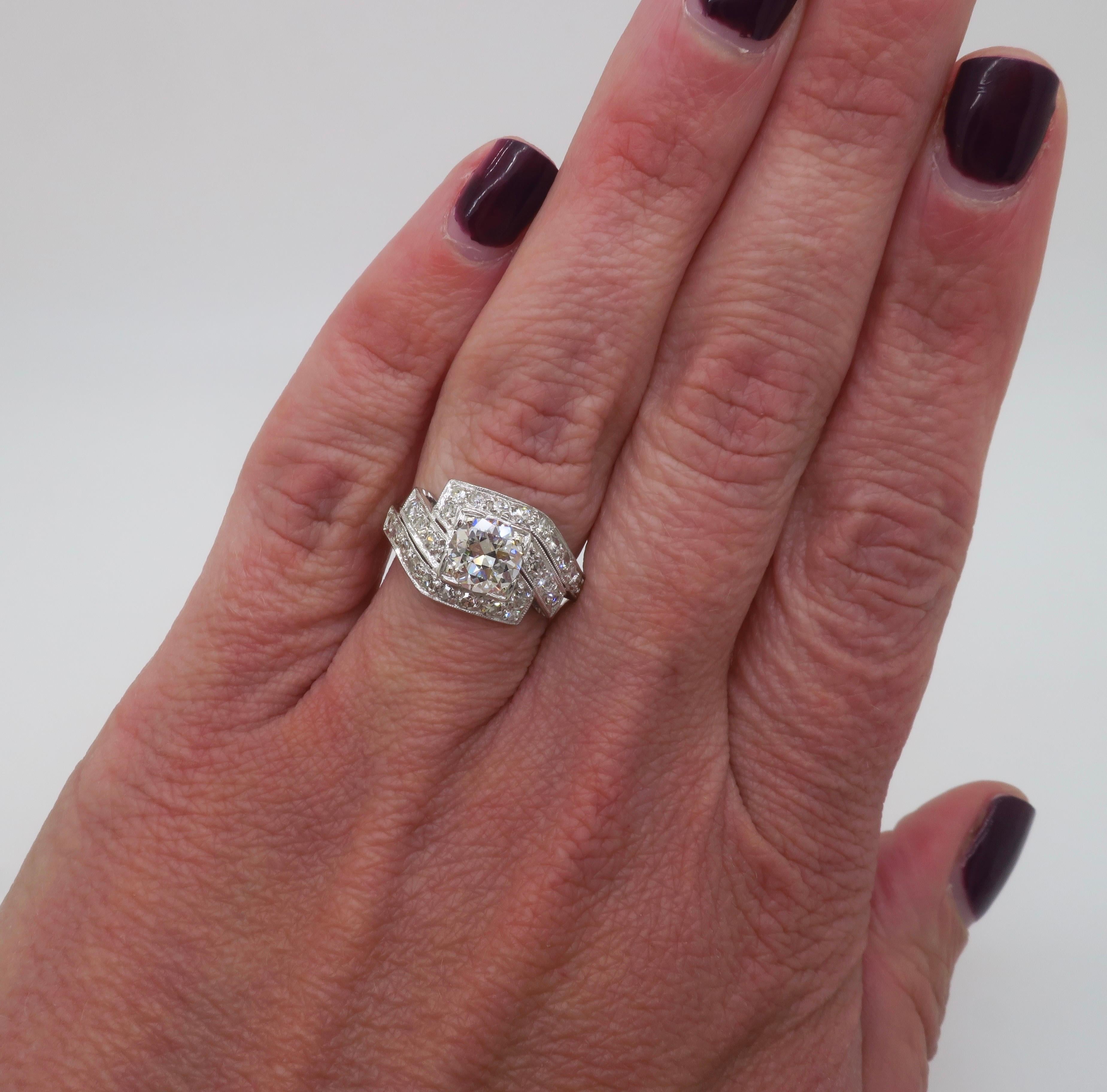 Magnifique bague vintage en diamant, réalisée en platine, avec 1,65 pce de diamants provenant de mines terrestres. 

Poids en carats du diamant central : 0,91 ct Extraction en terre
Taille du diamant central : Ronde transitionnelle 
Couleur du