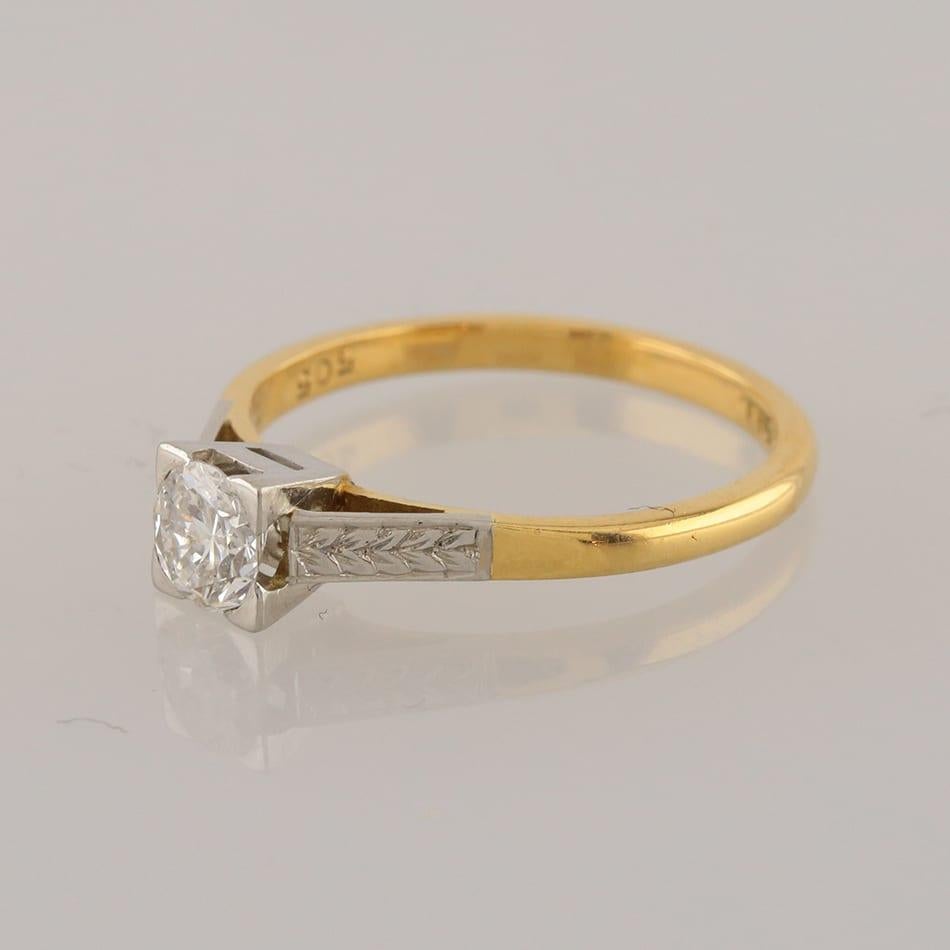 This is a vintage 18ct yellow gold platinum diamond ring. Set in a platinum raised square mount is a round diamond (0.33ct) with arrowed platinum shoulders.

Condition: Used (minor damage to the diamond)
Weight: 2.9 grams
Size: N
Face Dimensions: