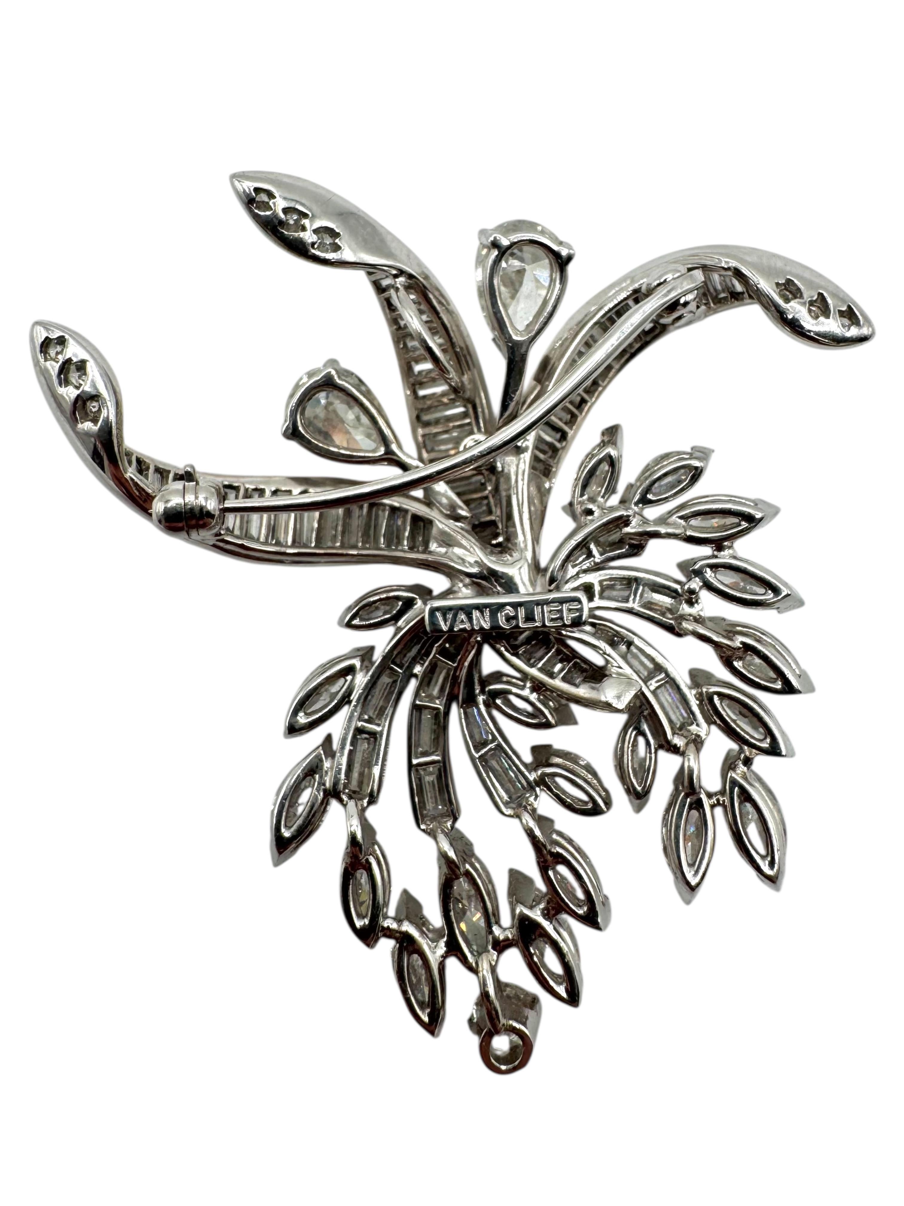 Remarquable broche en platine du milieu du siècle, conçue dans un gracieux motif de spray, sertie d'un brillant ensemble de diamants. Cette pièce sculpturale présente 2 diamants en forme de poire totalisant environ 1,42 carats, 19 diamants taille