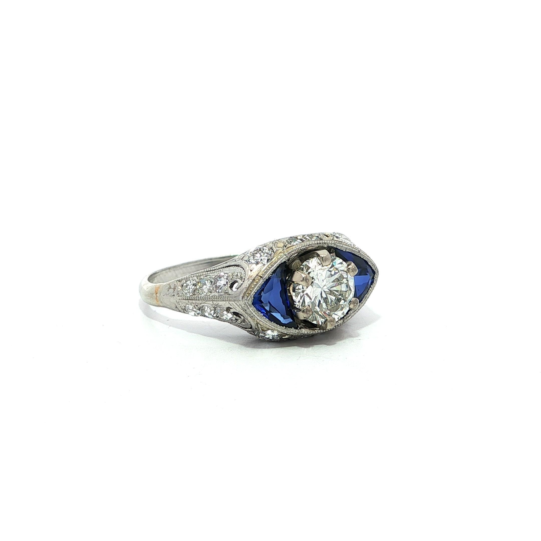 Taglio brillante Anello di fidanzamento in platino vintage con diamante e zaffiro marquise in filigrana laterale in vendita
