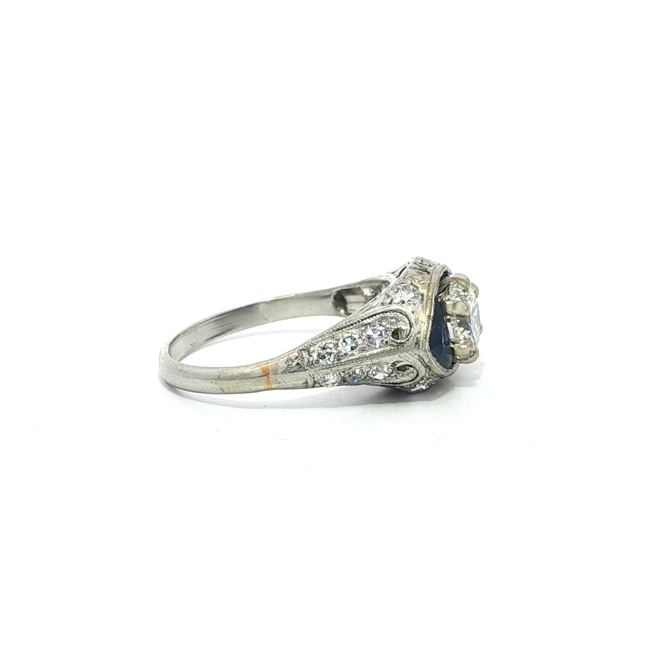 Anello di fidanzamento in platino vintage con diamante e zaffiro marquise in filigrana laterale In condizioni buone in vendita a Montclair, NJ