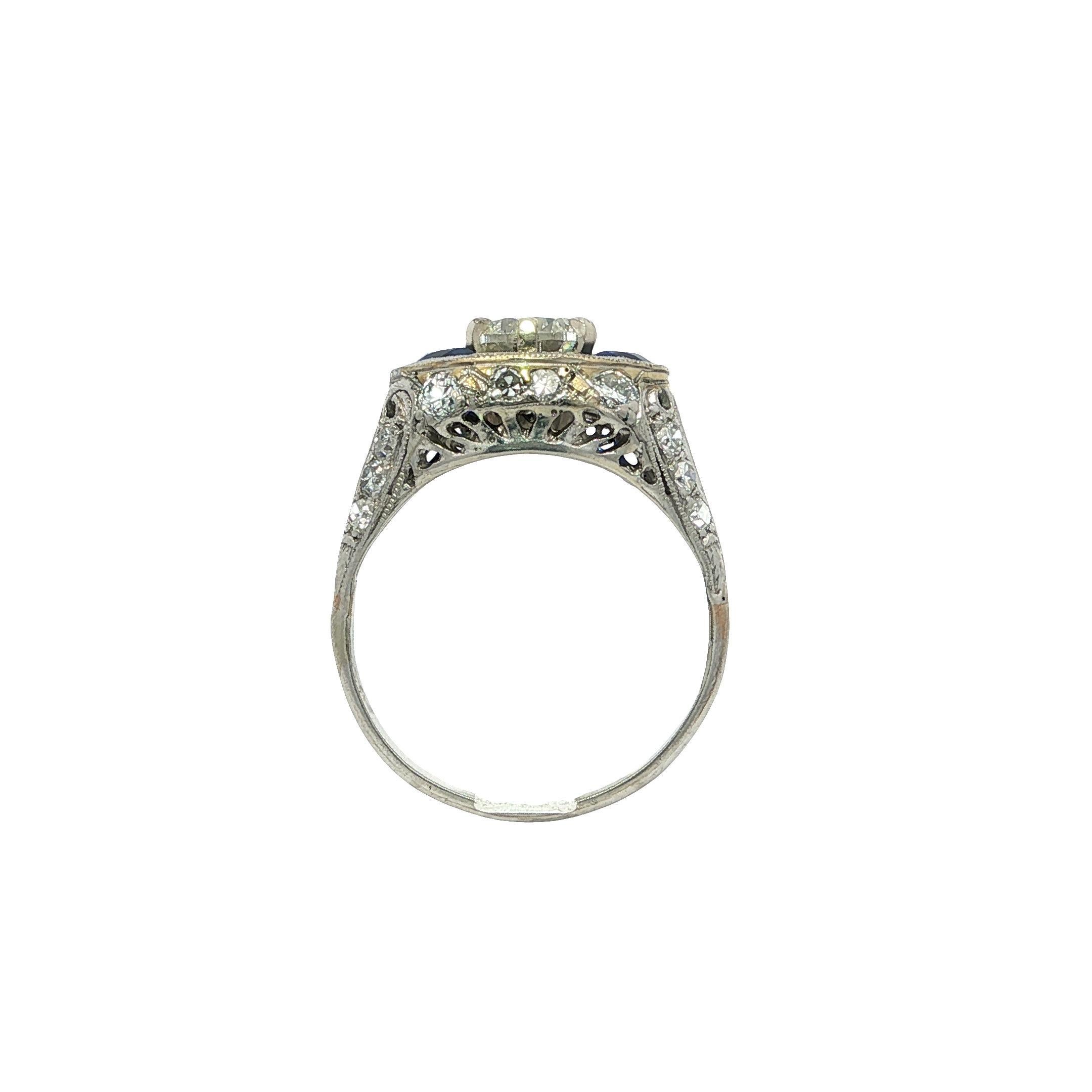 Donna Anello di fidanzamento in platino vintage con diamante e zaffiro marquise in filigrana laterale in vendita
