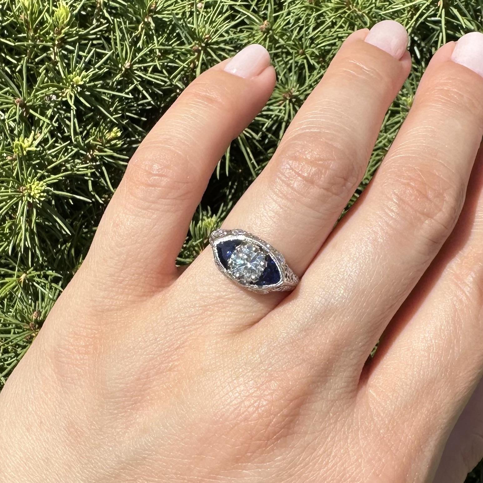 Anello di fidanzamento in platino vintage con diamante e zaffiro marquise in filigrana laterale in vendita 1