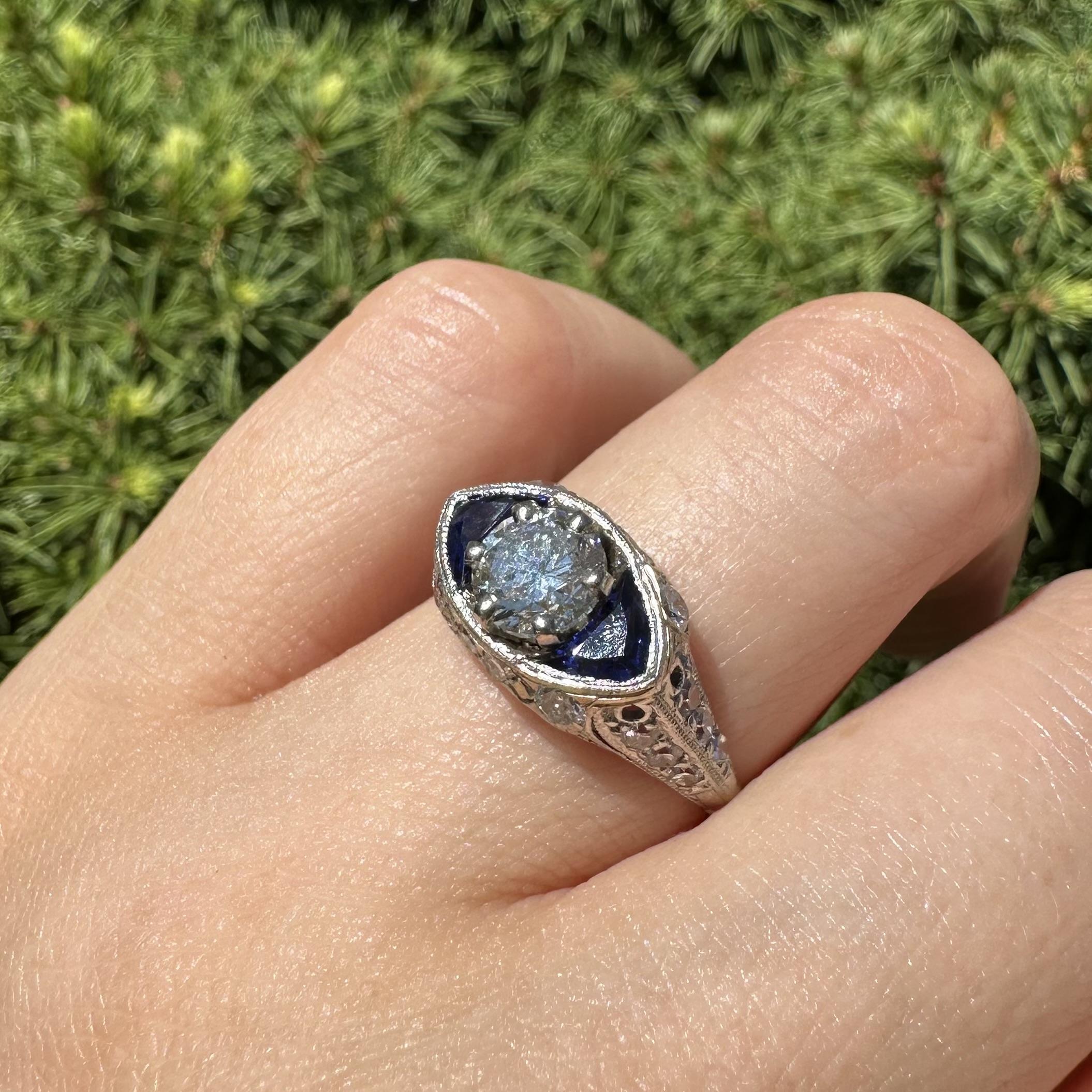 Anello di fidanzamento in platino vintage con diamante e zaffiro marquise in filigrana laterale in vendita 2