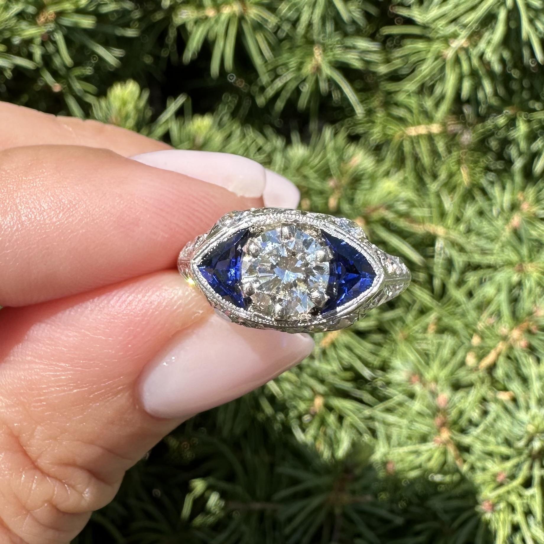 Anello di fidanzamento in platino vintage con diamante e zaffiro marquise in filigrana laterale in vendita 3