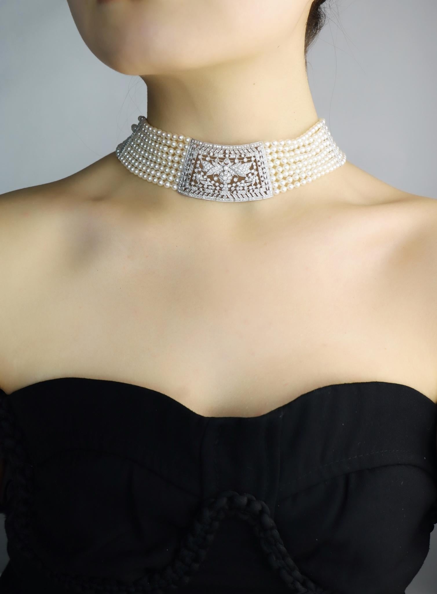 Vintage By, collana di platino con diamanti e perle a più livelli

Dimensioni approssimative:
48,5 cm (lunghezza) 
3,2 cm (larghezza)
Circa 3,95 mm (Perla)
82,6 grammi di peso.