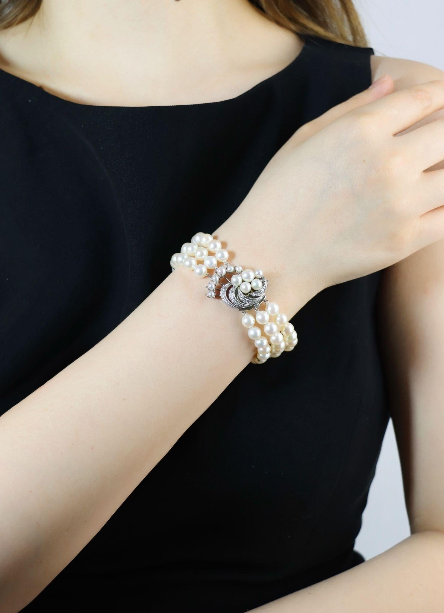Bracciale vintage in platino e diamanti con onde di perle a più fili

Contrassegnato:
PLAT

Dimensioni approssimative:
17,5 cm (lunghezza) 
2 cm (larghezza)
6,62 mm (Perla)
Circa 0,55 carati (diamante)
40,9 grammi di peso.

* Tutte le dimensioni