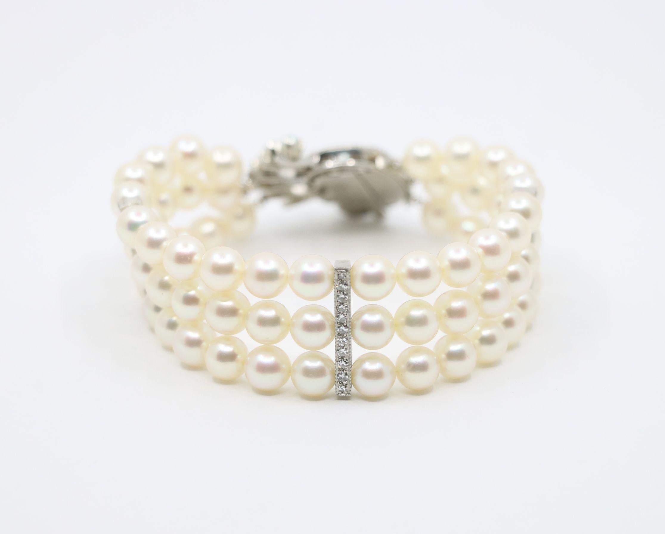 Taglio brillante Bracciale vintage in platino e diamanti con onde di perle a più fili in vendita