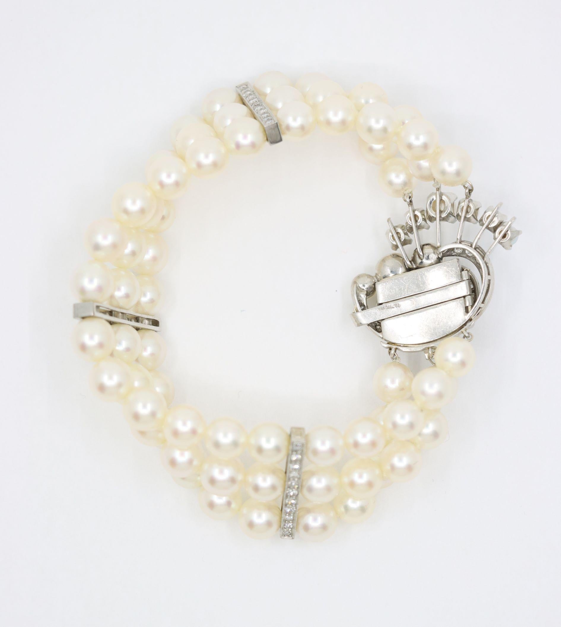 Donna Bracciale vintage in platino e diamanti con onde di perle a più fili in vendita