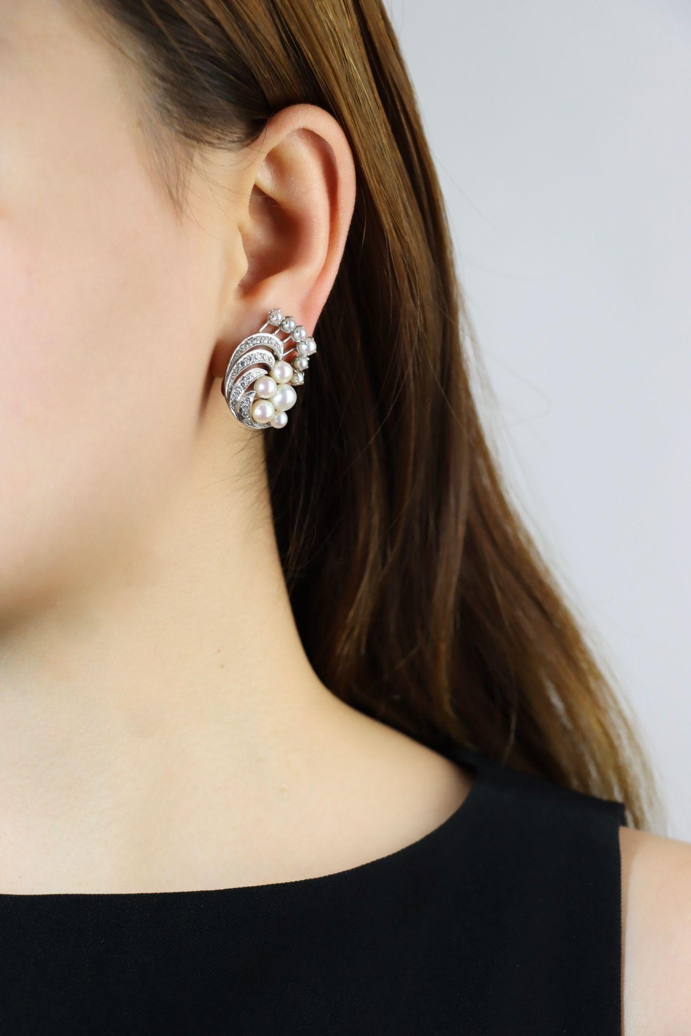 Pendientes vintage de platino y diamantes Olas de perlas

Marcado:
PLANO

Dimensiones aproximadas:
2,6 cm (Longitud) 
2,3 cm (Anchura)
2,93 mm - 6,12 mm (Perla)
Aprox. 0,76 quilates (Diamante)
18,5 gramos de peso.

* Todas las dimensiones indicadas