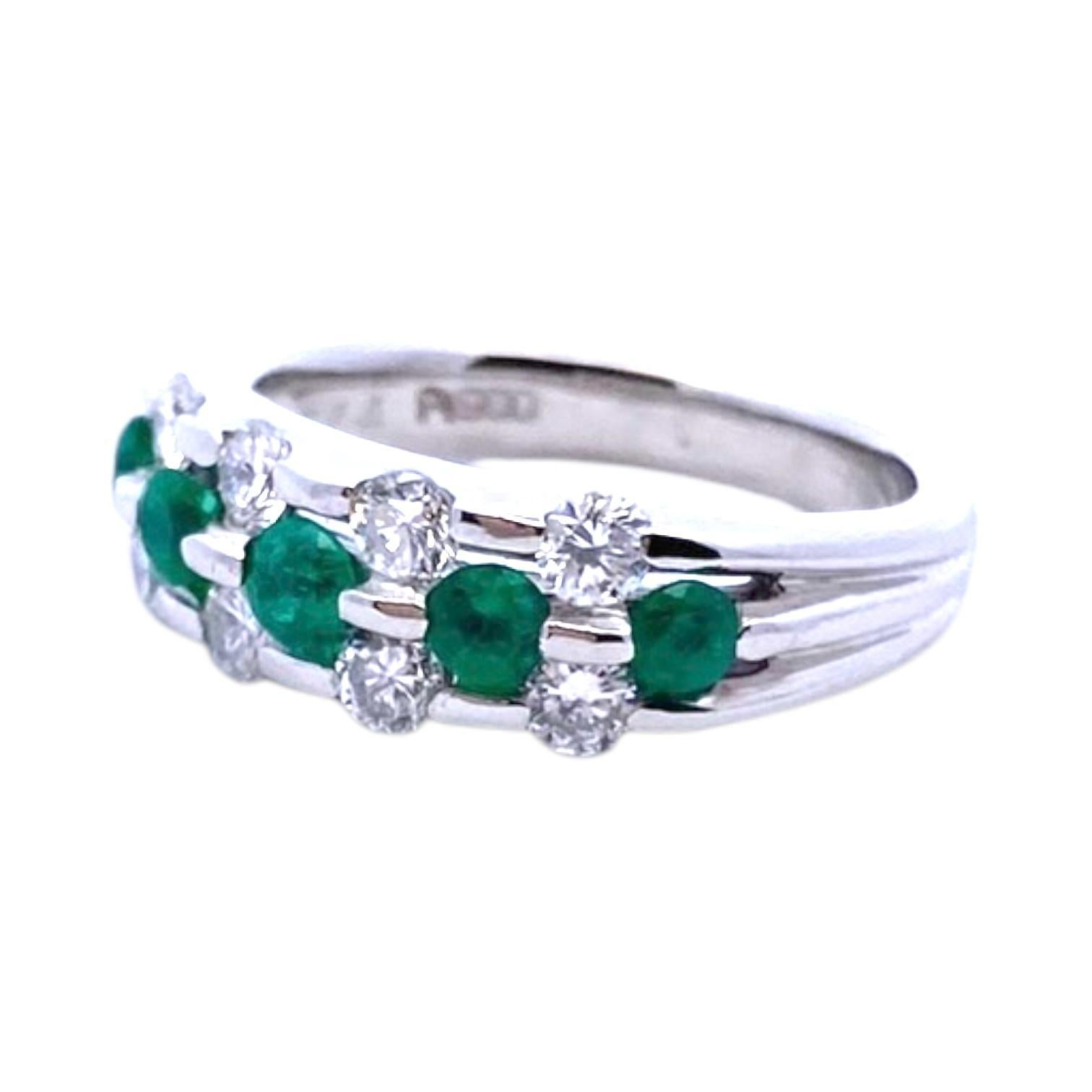 Dieser aus Platin gefertigte Ring zeigt eine auffällige Kombination von Edelsteinen. Grüne Smaragde im Rundschliff sind neben weißen Diamanten im Brillantschliff gefasst.
8 Diamanten: 0,58 ctw. Farbe: G-H, Reinheit: SI2-I1
5 Smaragde: 0,44