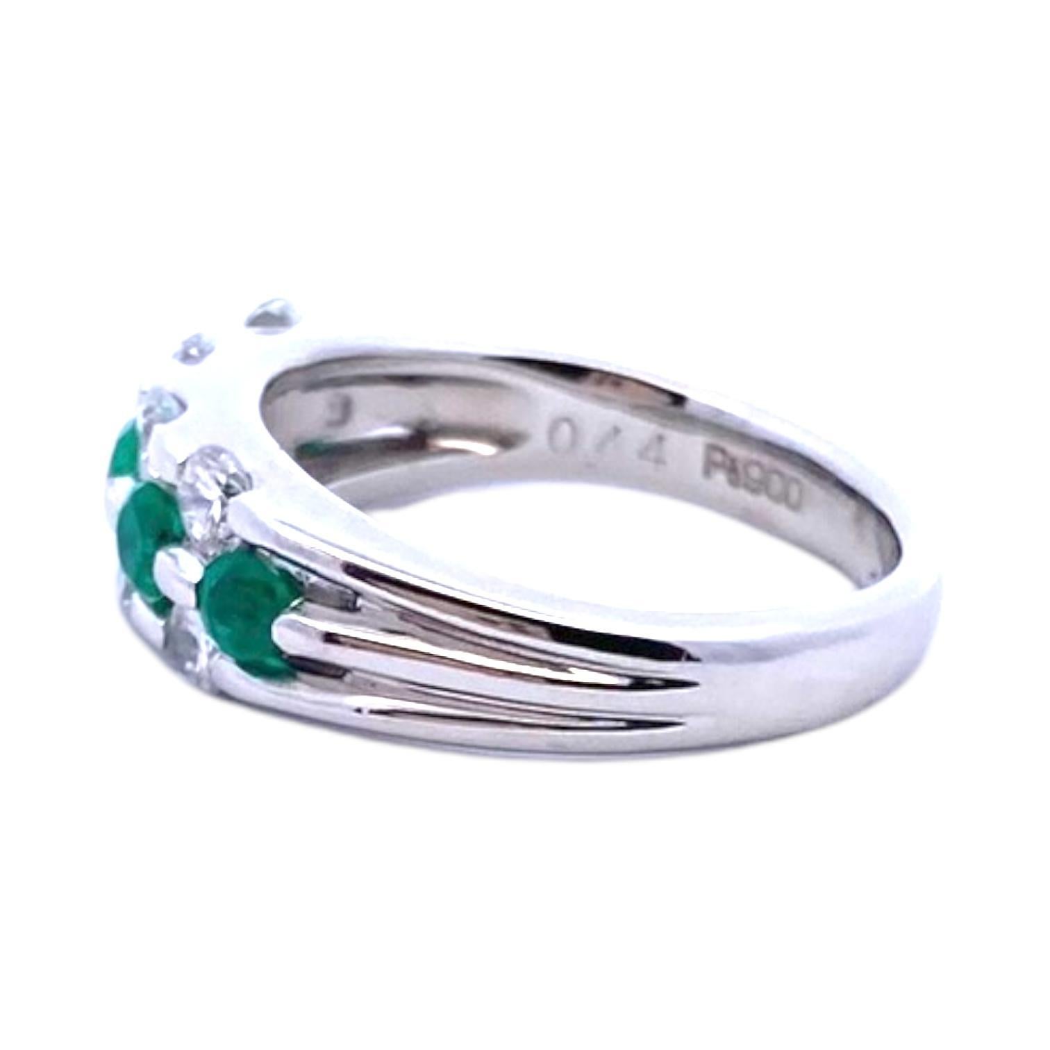 Platin-Ring mit Smaragd und Diamant (Zeitgenössisch) im Angebot