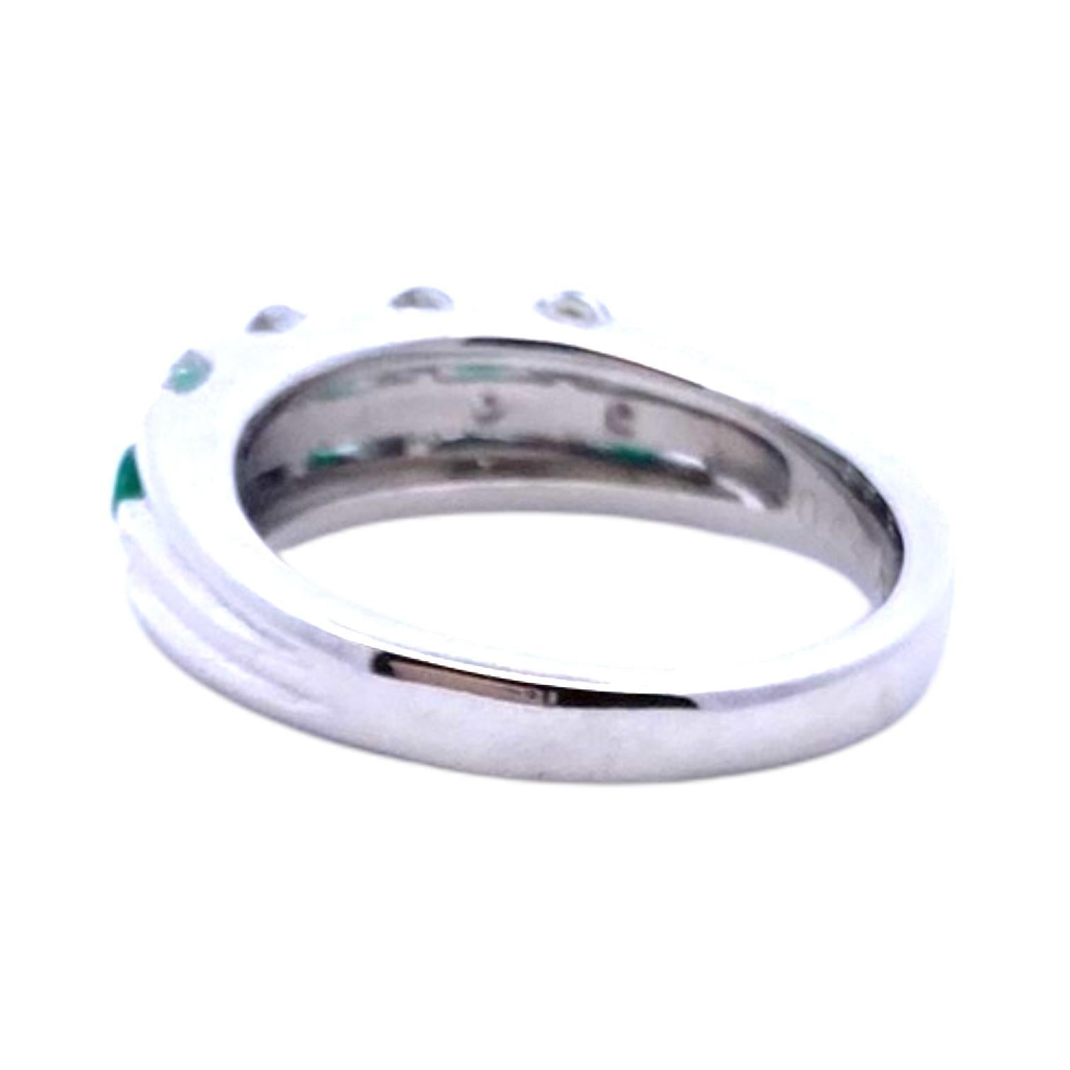 Platin-Ring mit Smaragd und Diamant (Rundschliff) im Angebot