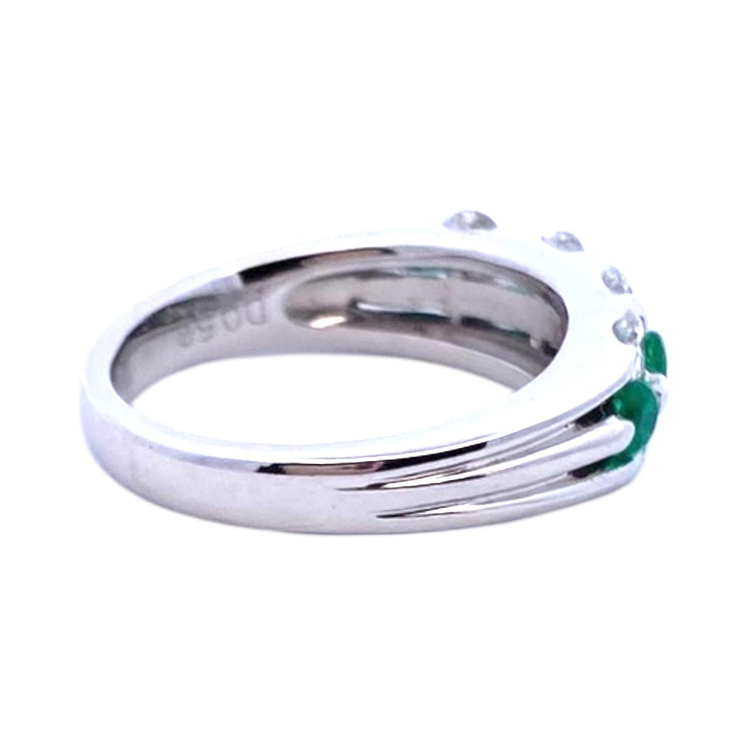 Platin-Ring mit Smaragd und Diamant Damen im Angebot