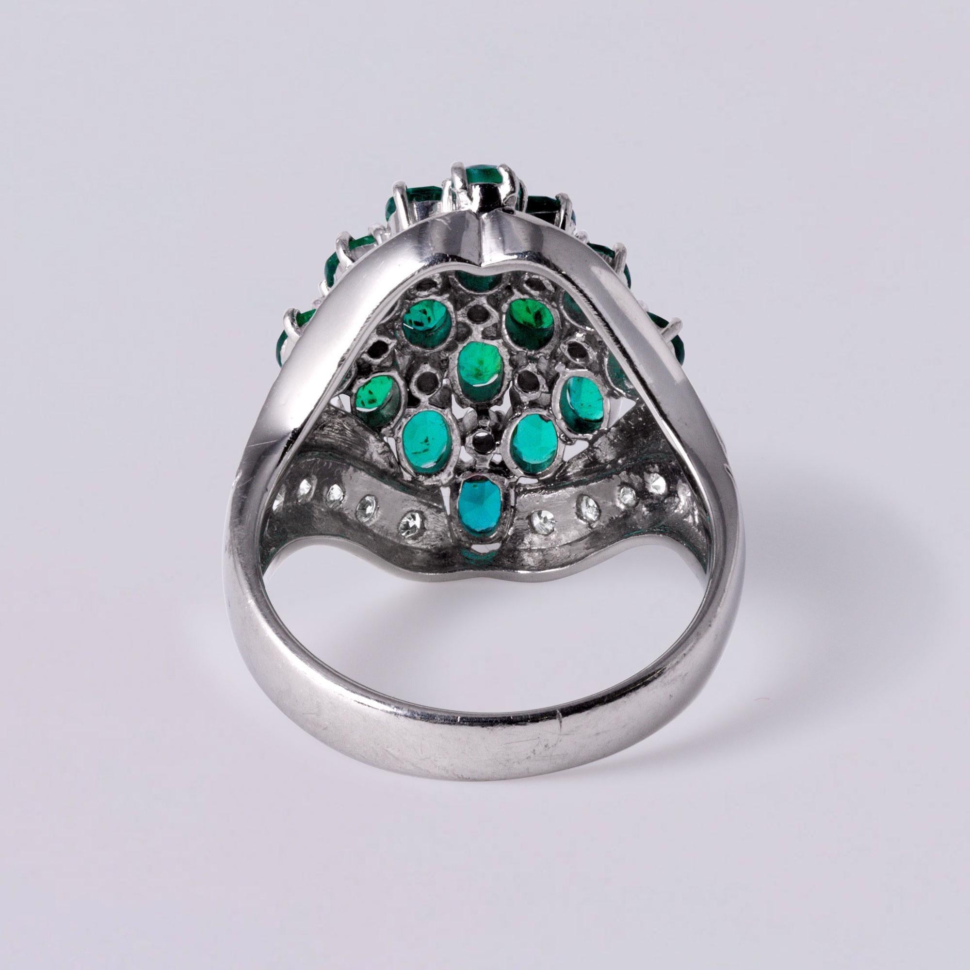 Anillo de cóctel vintage de platino con racimo de esmeraldas y diamantes Contemporáneo en venta
