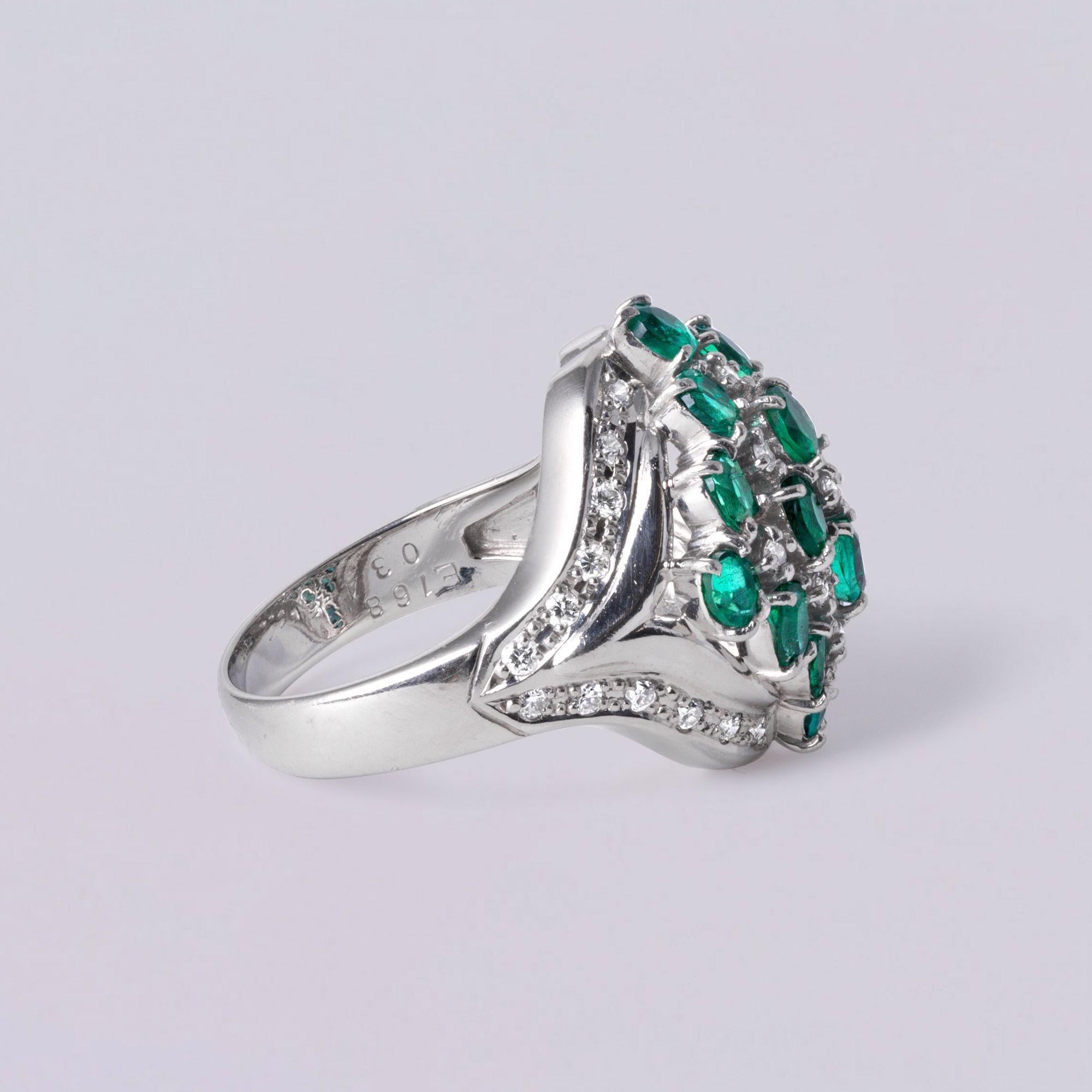 Anillo de cóctel vintage de platino con racimo de esmeraldas y diamantes Corte brillante en venta