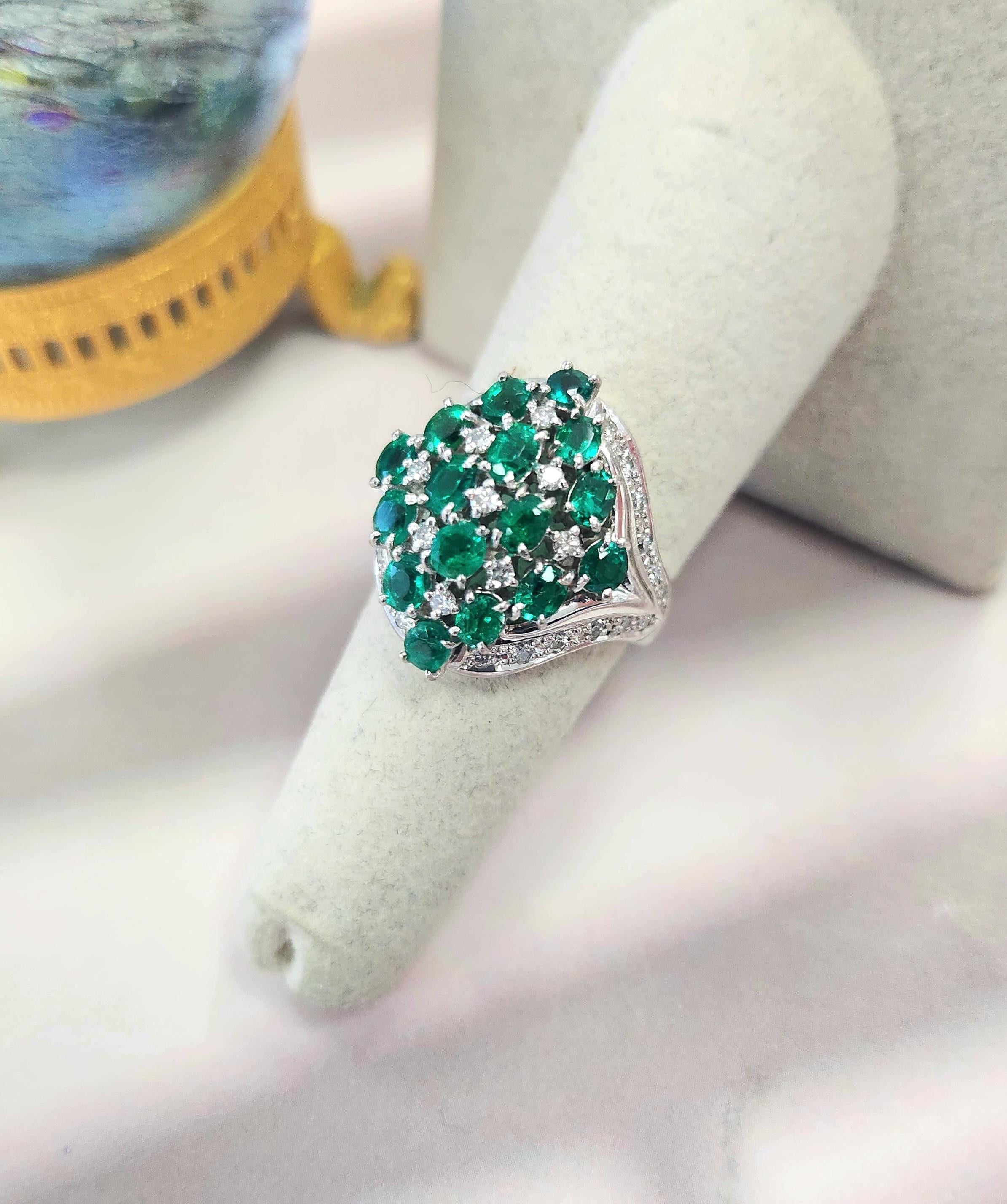 Anillo de cóctel vintage de platino con racimo de esmeraldas y diamantes en Excelente estado para la venta en Los Angeles, CA