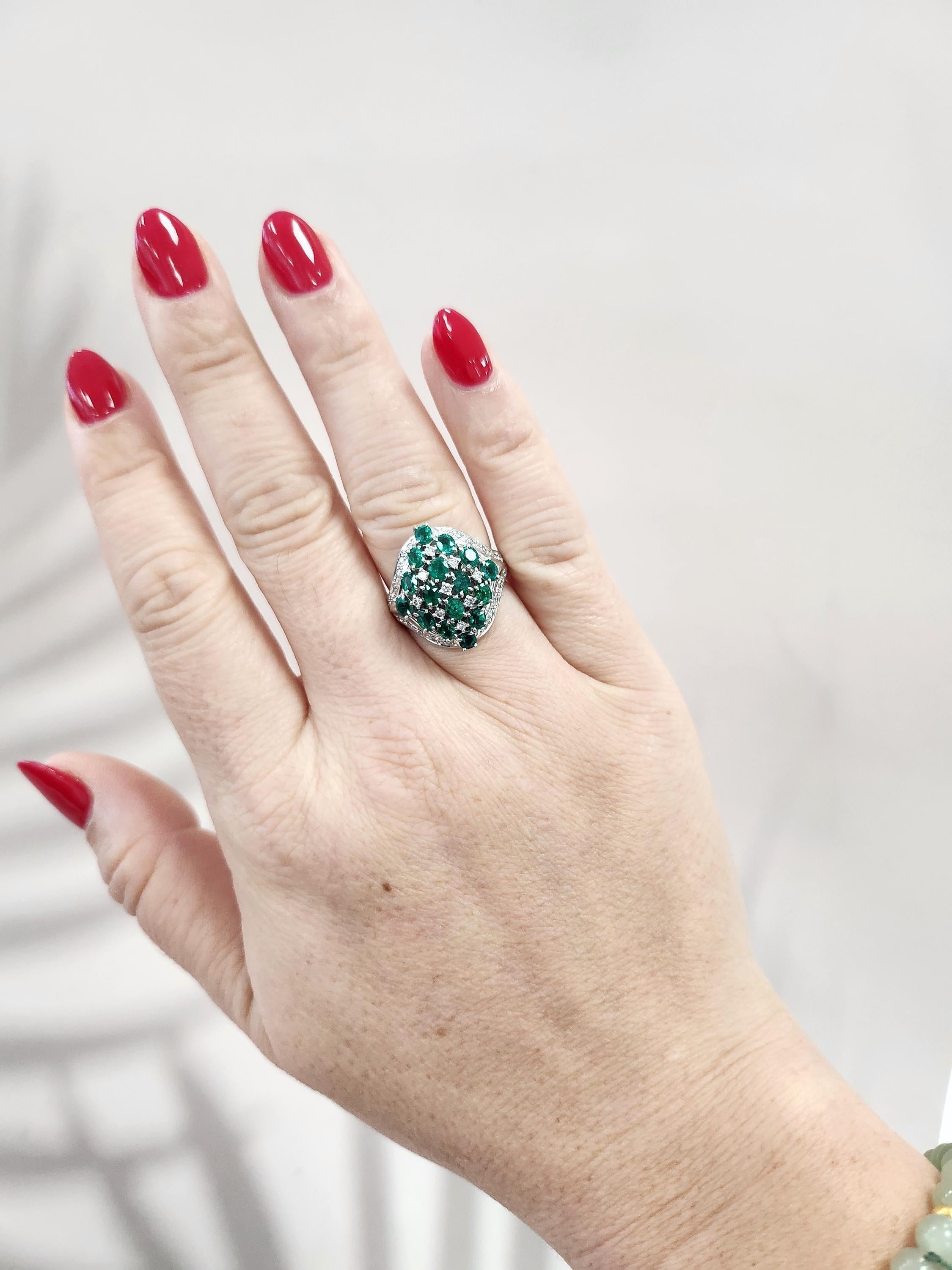 De las mujeres Anillo de cóctel vintage de platino con racimo de esmeraldas y diamantes en venta