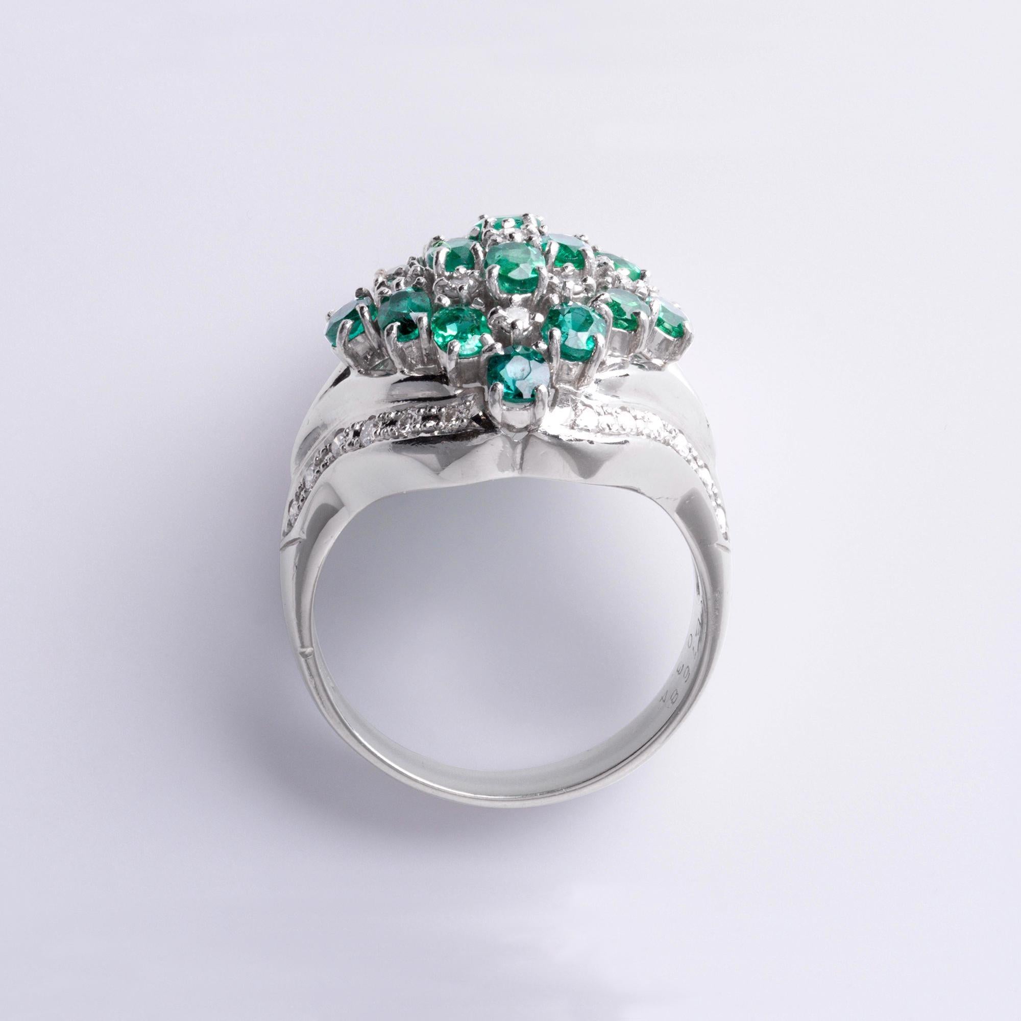 Anillo de cóctel vintage de platino con racimo de esmeraldas y diamantes en venta 1